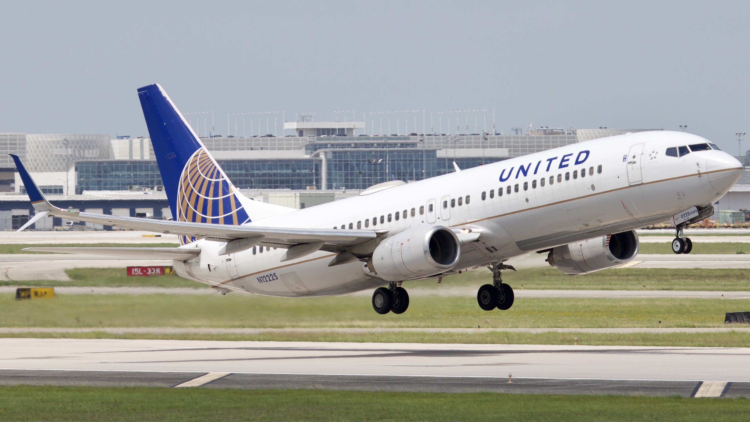 Full size: United Airlines Boeing 737-800 N12225 at Houston-George Bush Intercontinental Airport