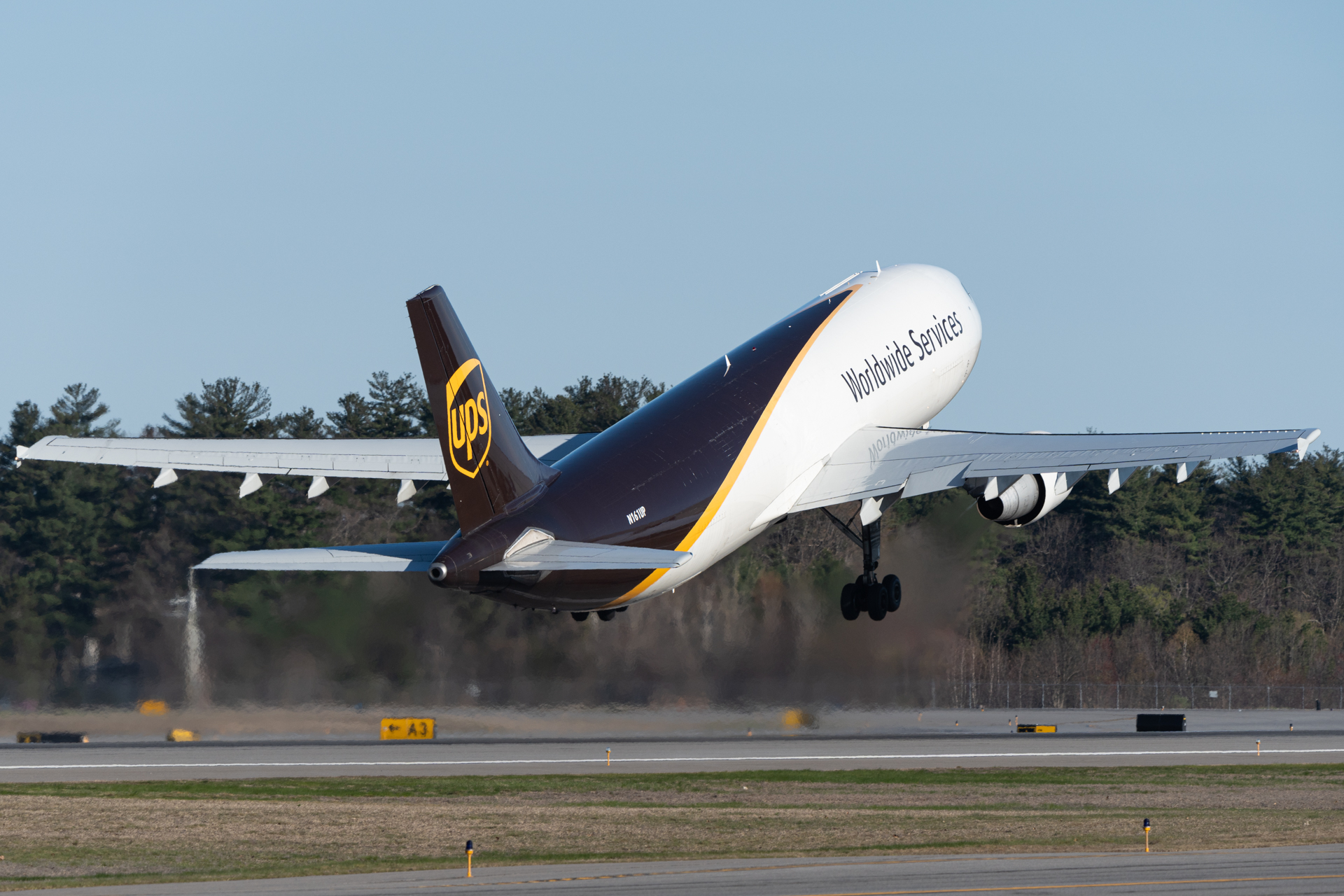 Full size: United Parcel Service Airbus A300F-600 N161UP at Manchester Airport