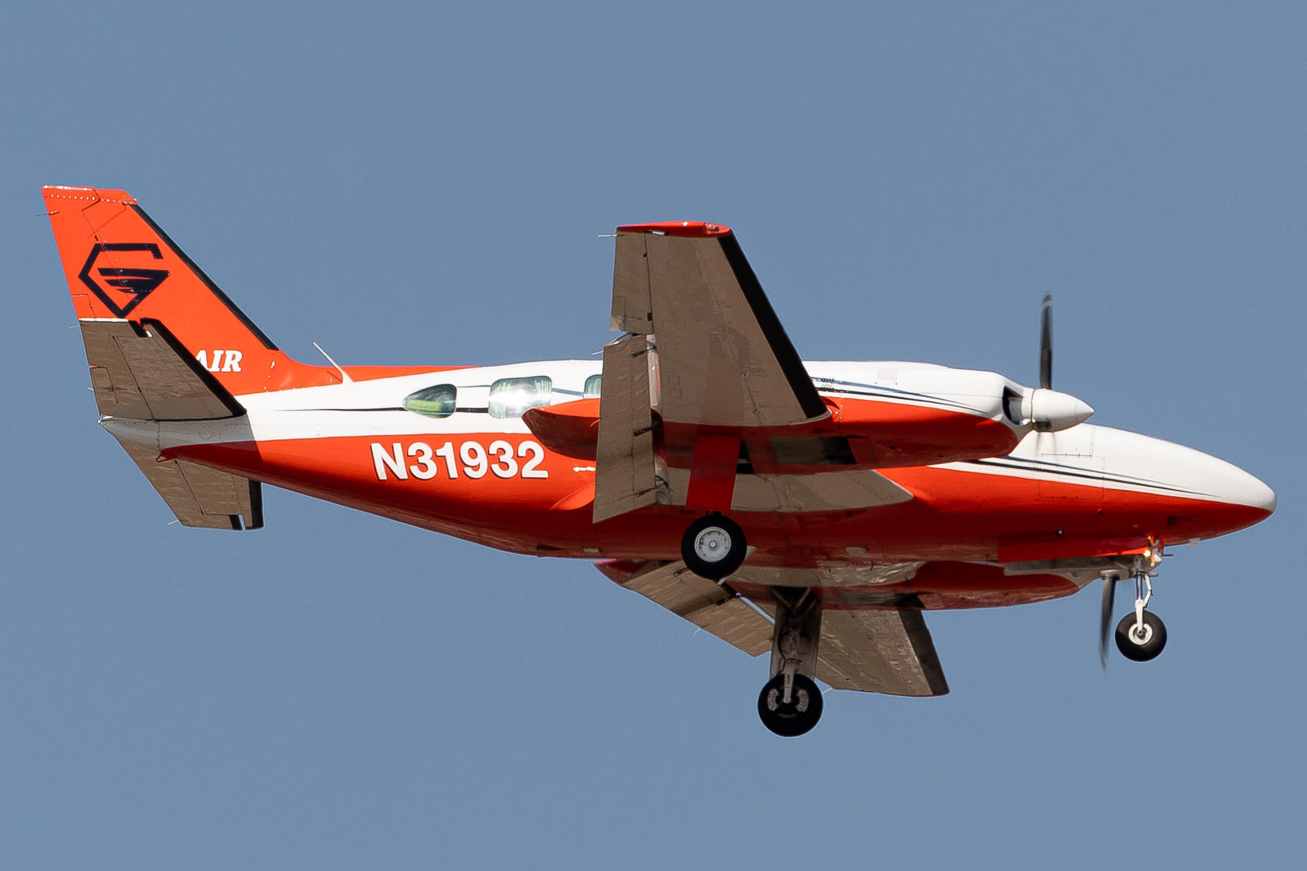 Full size: Gem Air Piper 31 Navajo N31932 at Boise Air Terminal/Gowen Field