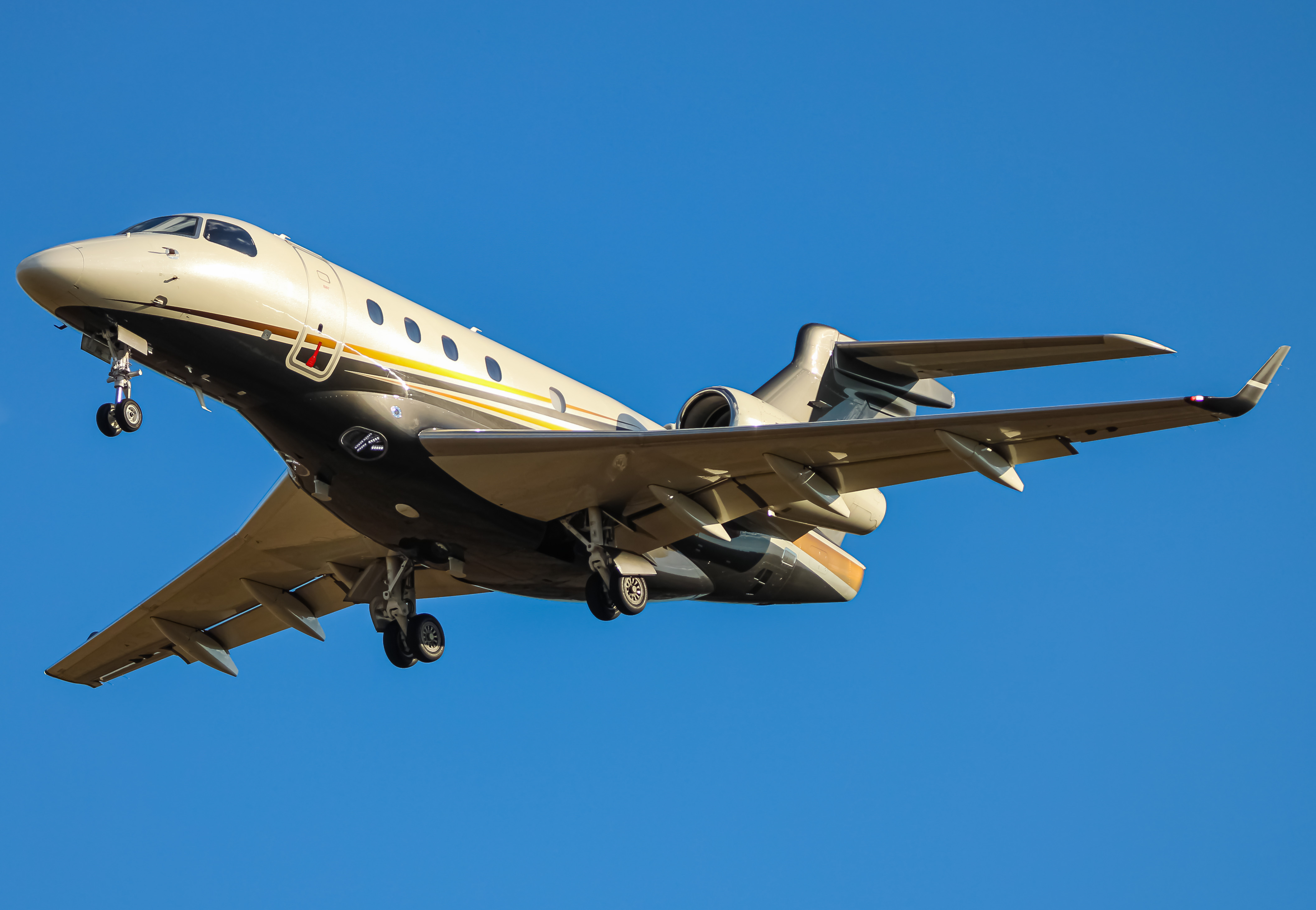 Full size: PRIVATE Embraer Legacy 450 N418FX at Washington Dulles International Airport