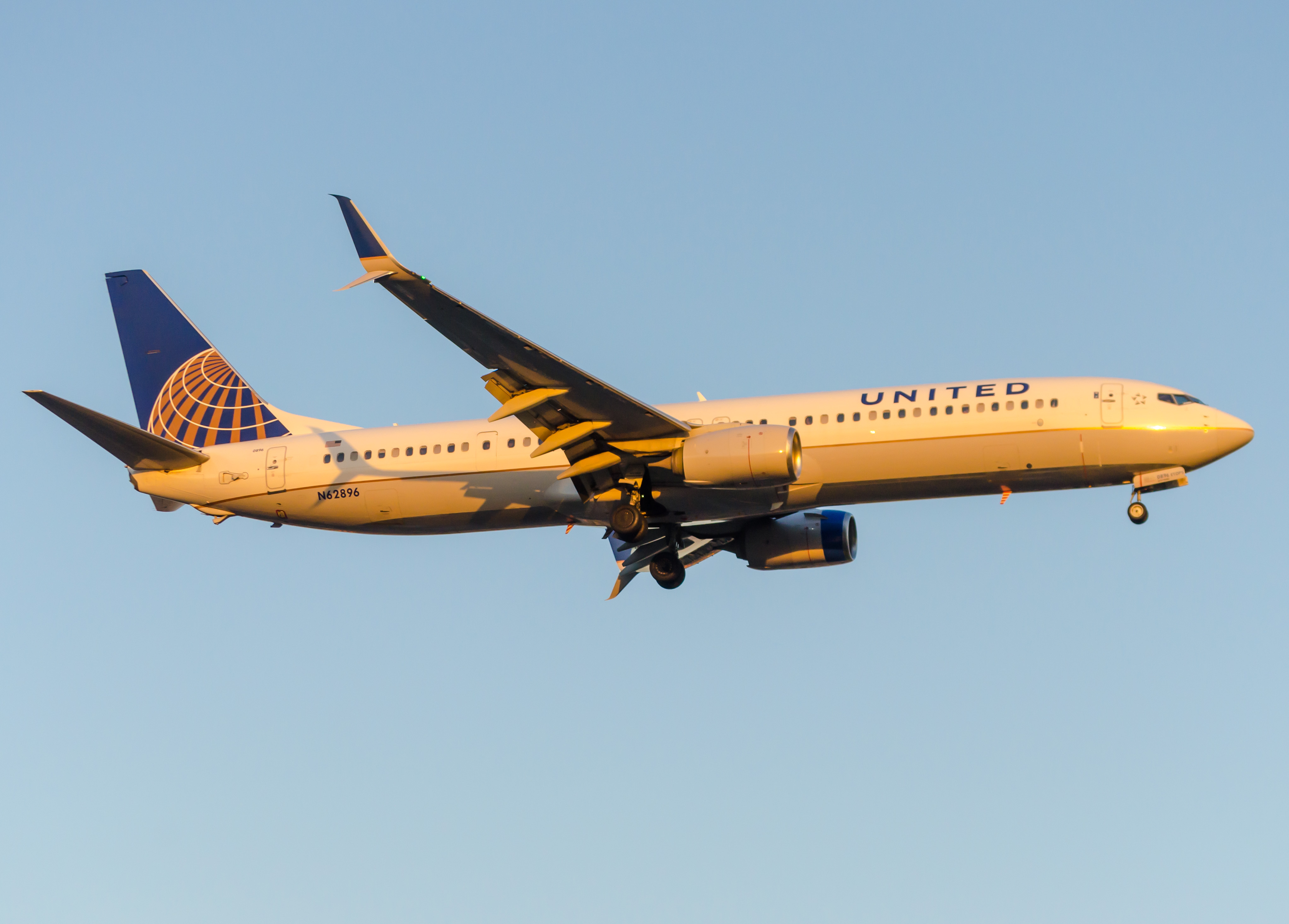 Full size: United Airlines Boeing 737-900ER N62896 at Newark Liberty International Airport
