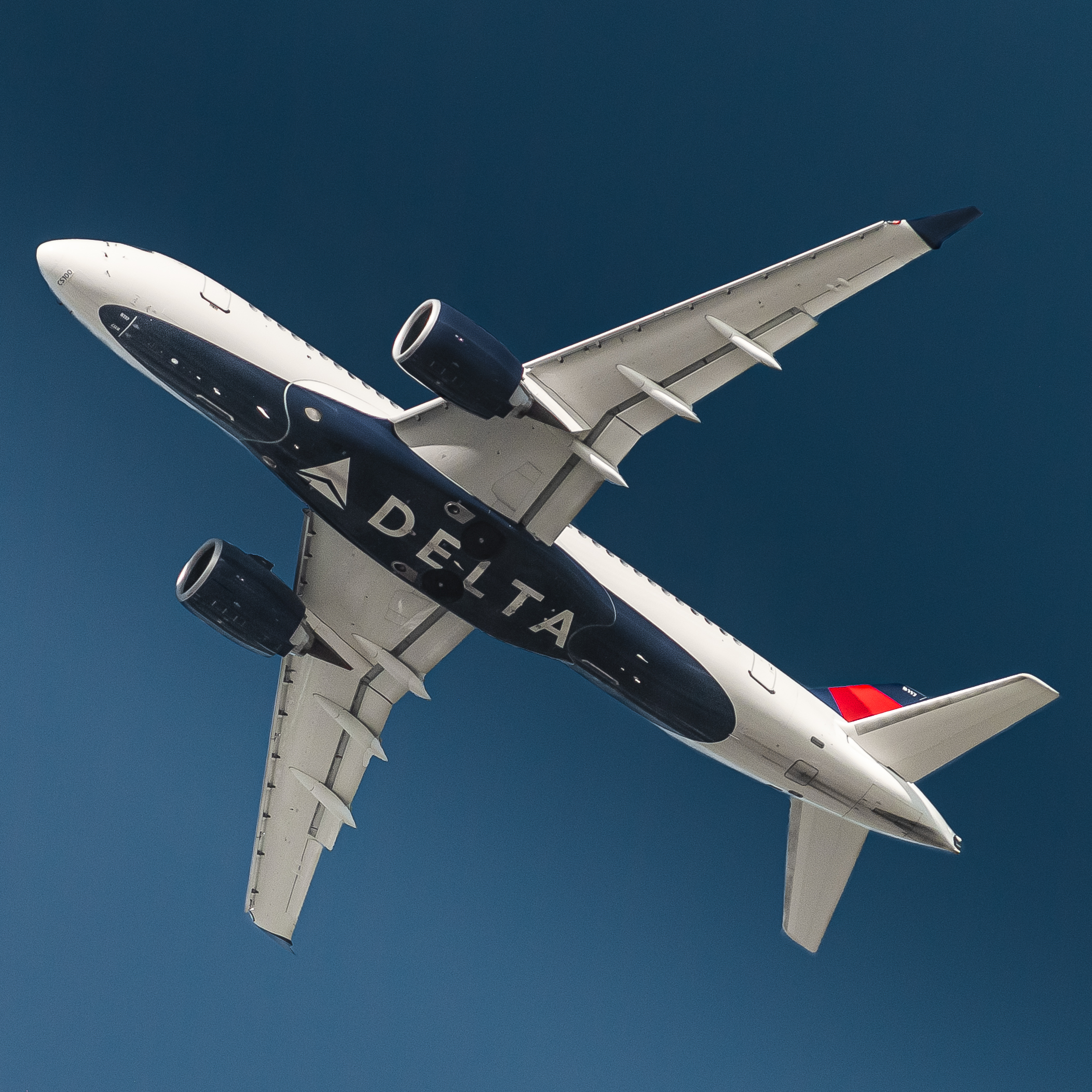 Full size: Delta Airlines Airbus A220-200 N117DU at San Francisco International Airport