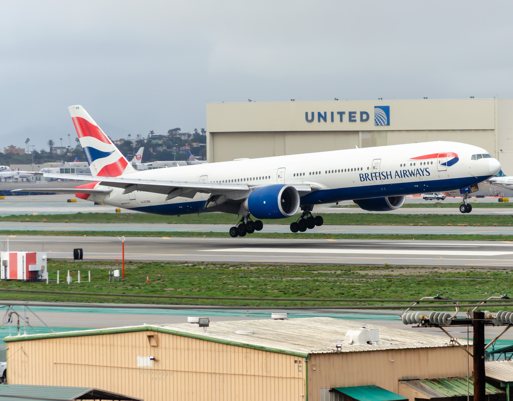 Full size: British Airways Boeing 777-300ER G-STBB  at Los Angeles International Airport