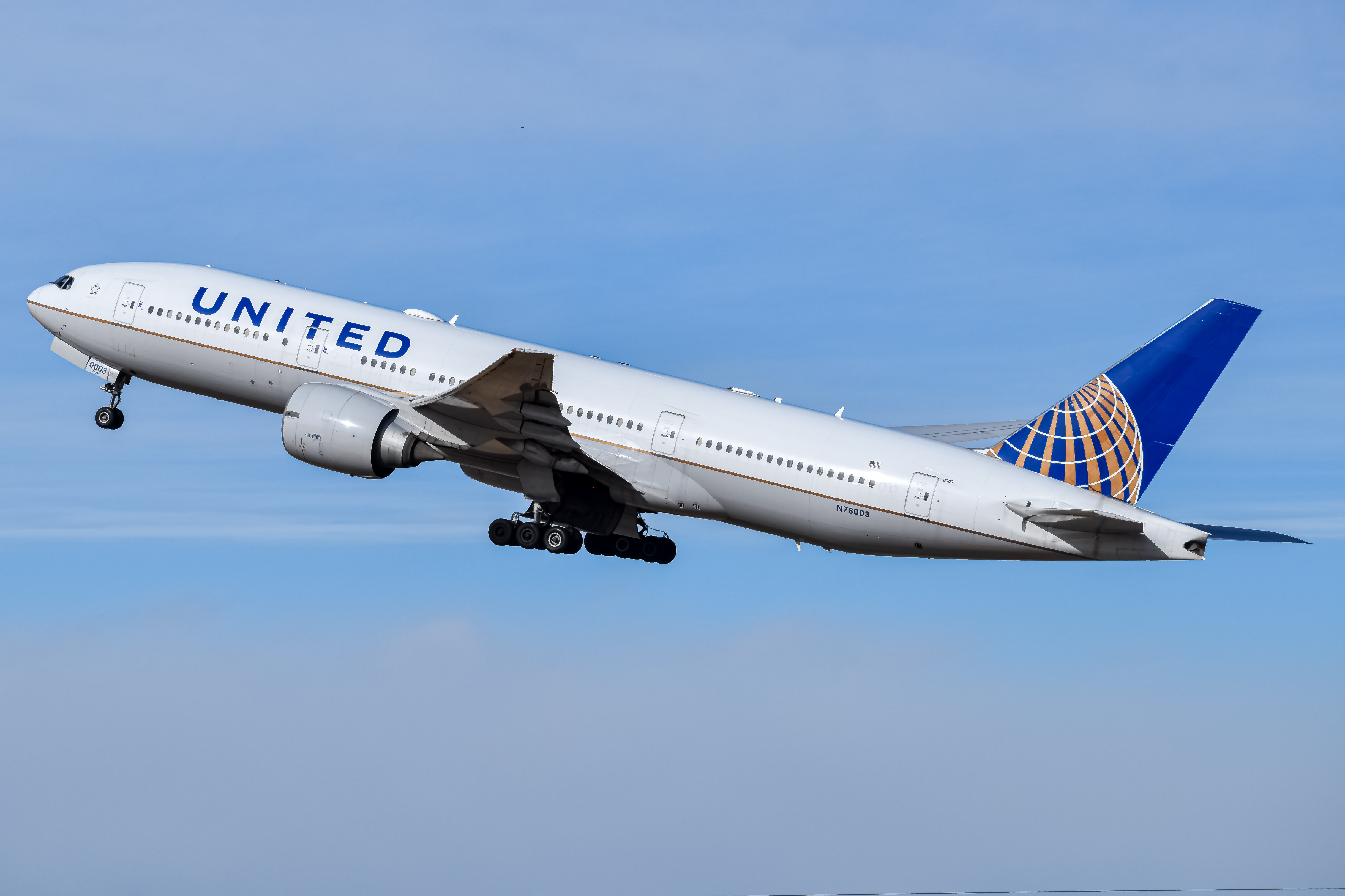 Full size: United Airlines  Boeing 777-200ER  N78003 at Denver International Airport