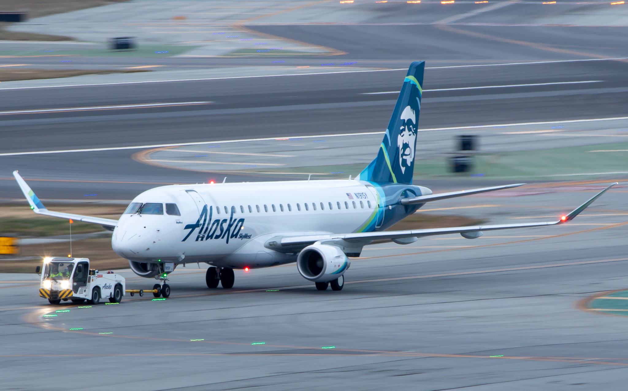 Full size: Alaska Airlines E175LR N191SY at San Francisco International Airport