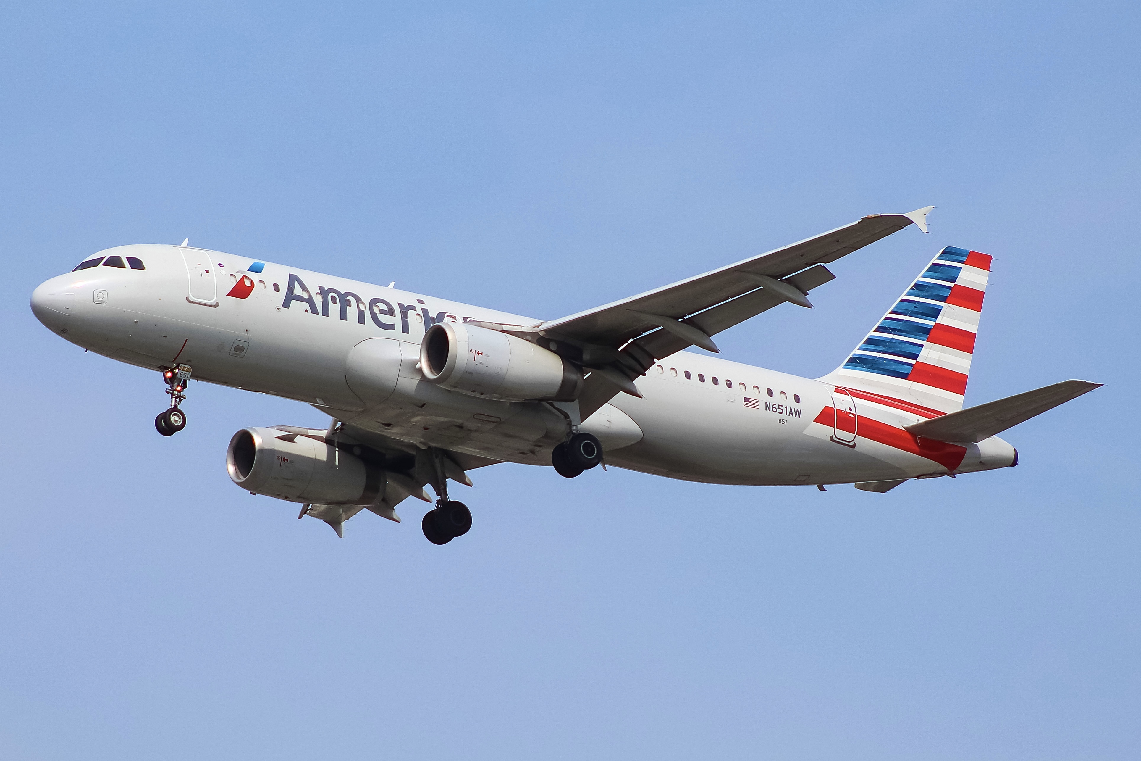 Full size: American Airlines Airbus A320 N651AW at Chicago O'Hare International Airport