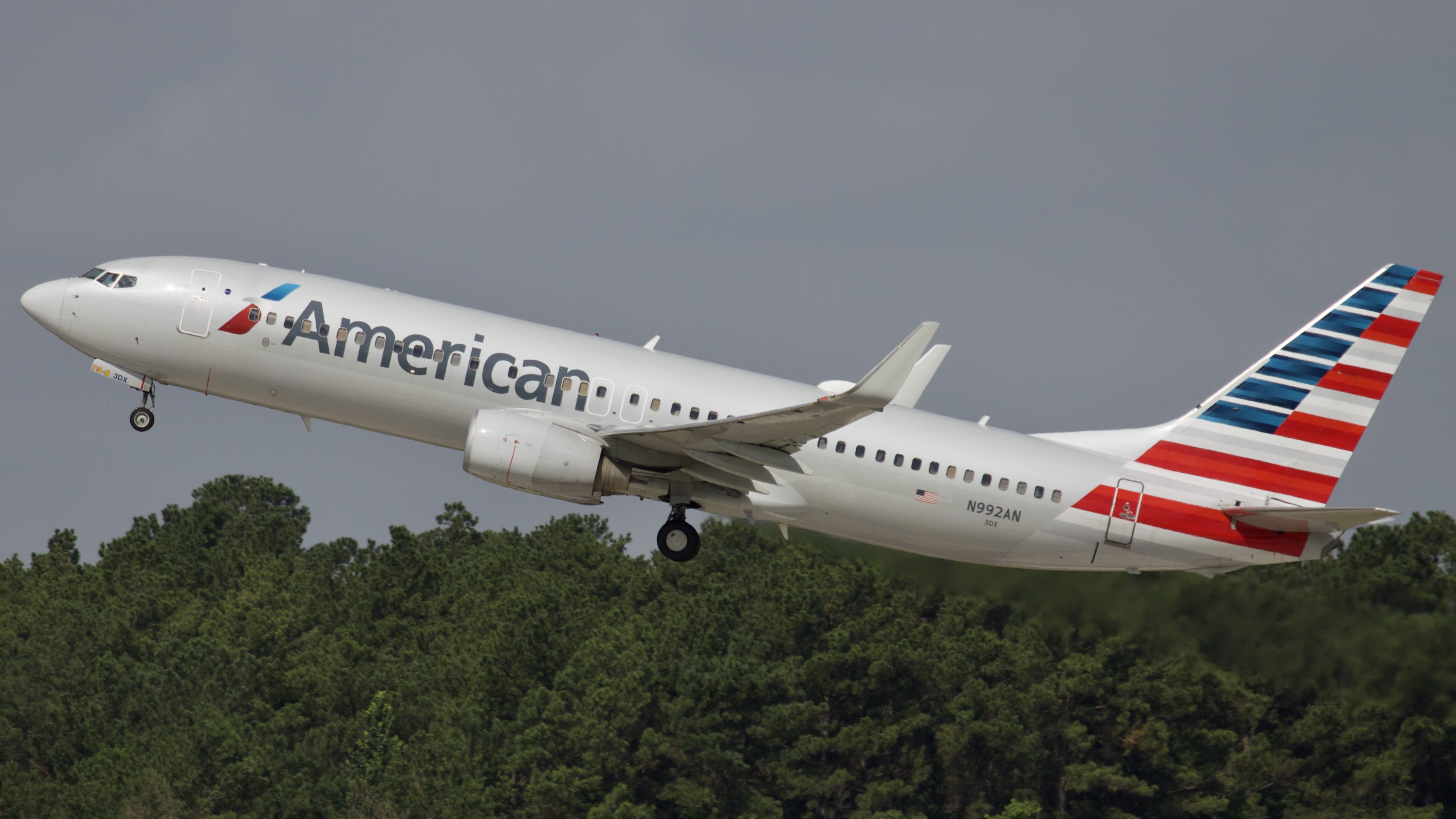 Full size: American Airlines Boeing 737-800 N992AN at Houston-George Bush Intercontinental Airport