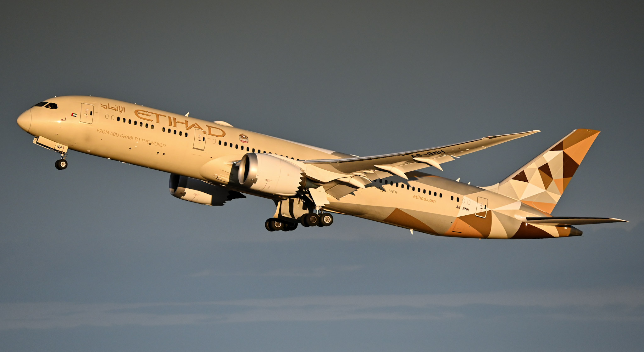 Full size: Etihad Airways Boeing 787-9 A6-BNH at General Edward Lawrence Logan International Airport
