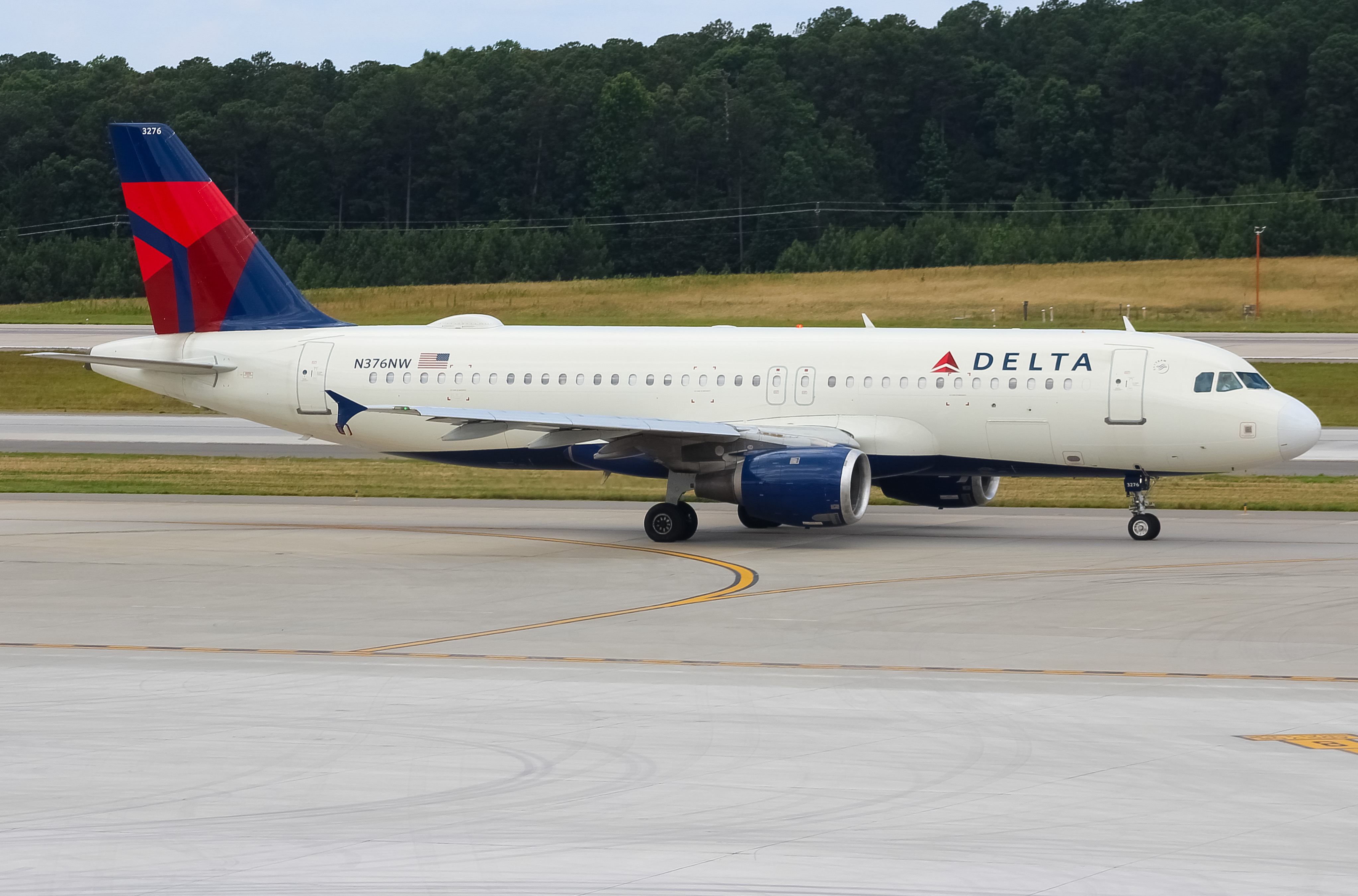 Full size: Delta Airlines Airbus A320 N376NW at Raleigh-Durham International Airport