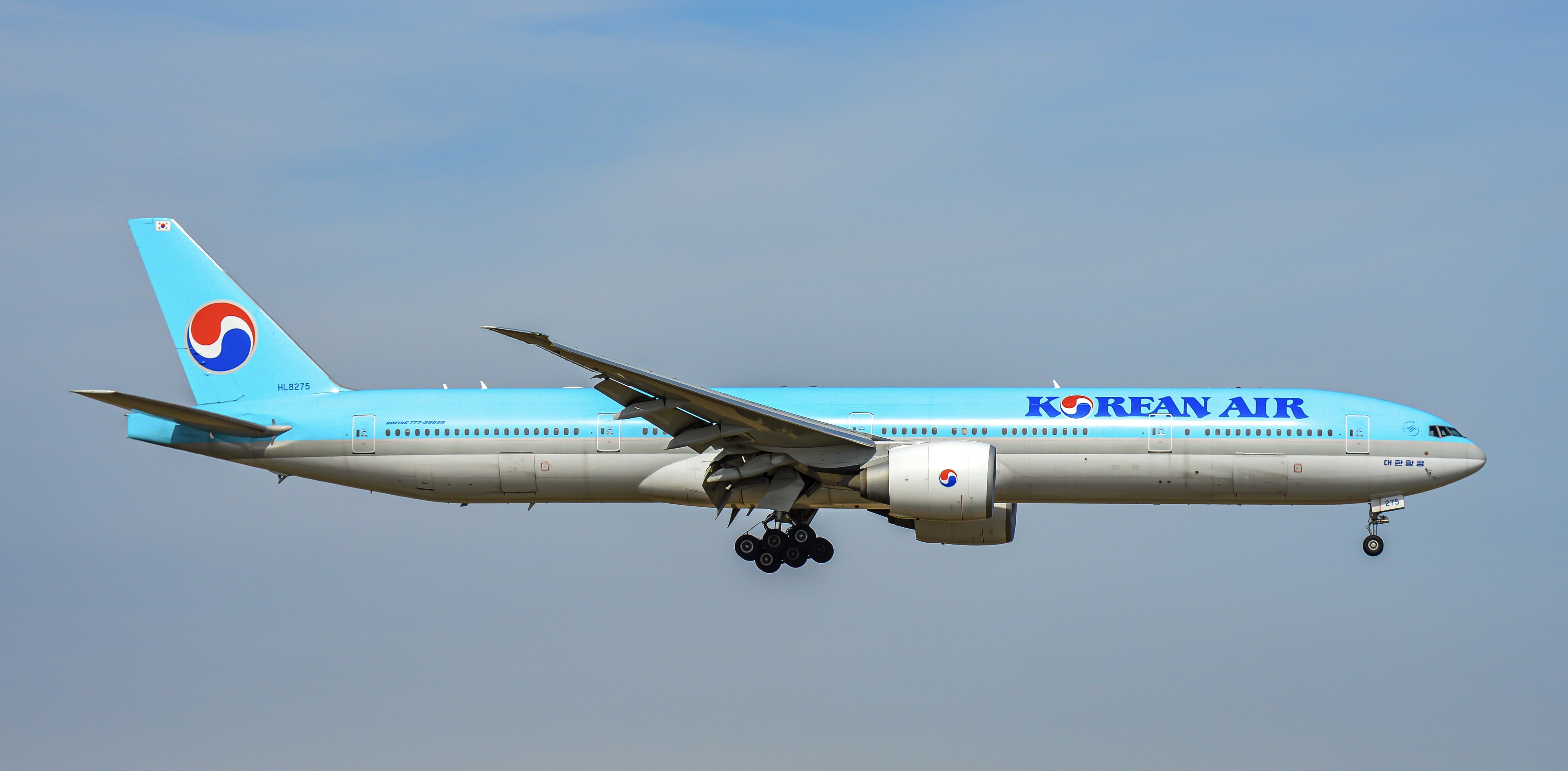 Full size: Korean Air Boeing 777-300ER HL8275 at Chicago O'Hare International Airport