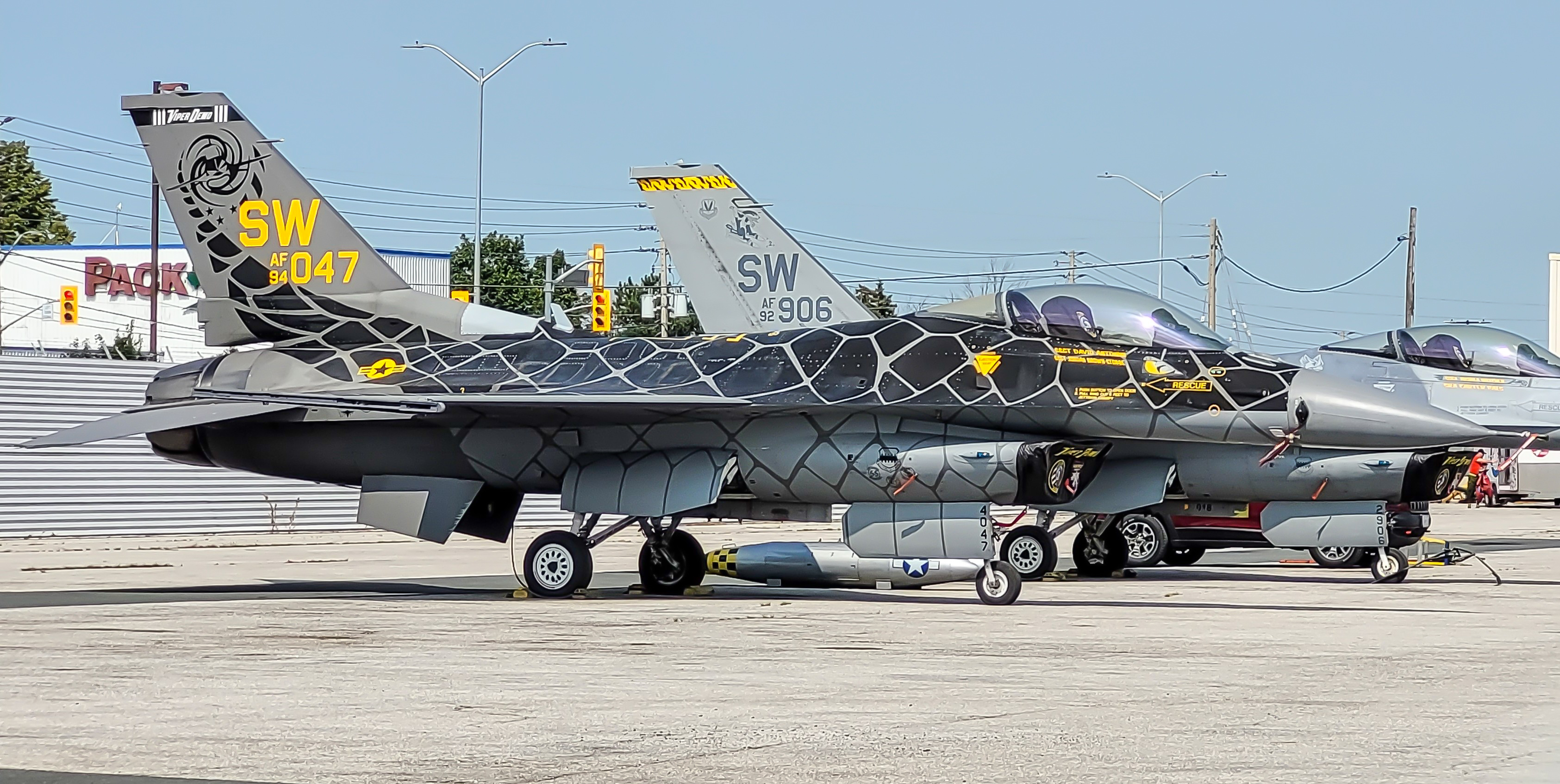 Full size: USAF - United States Air Force General Dynamics F-16 Fighting Falcon 94-0047 at Lester B Pearson International Airport