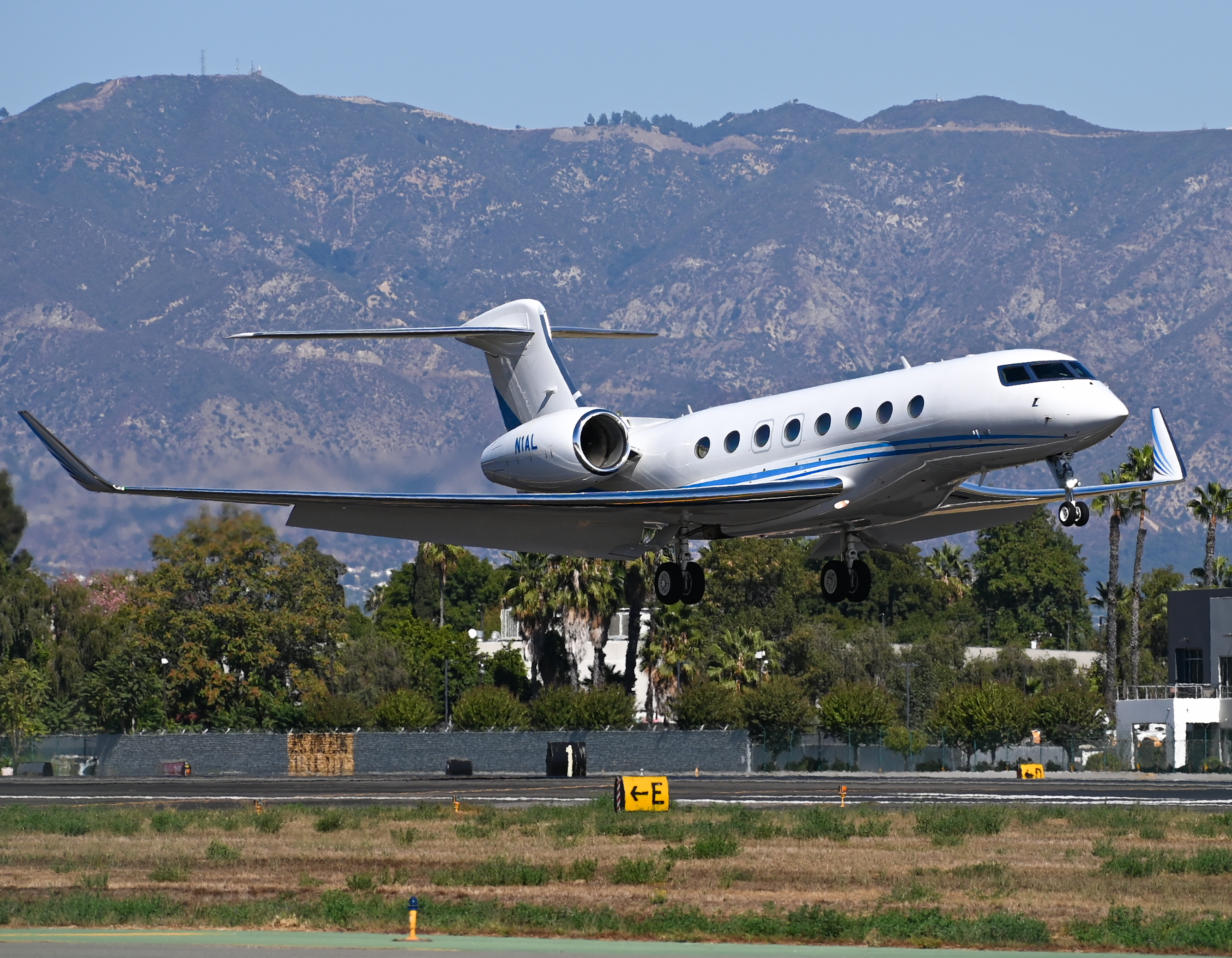 Full size: PRIVATE Gulfstream G650 N1AL at Van Nuys Airport