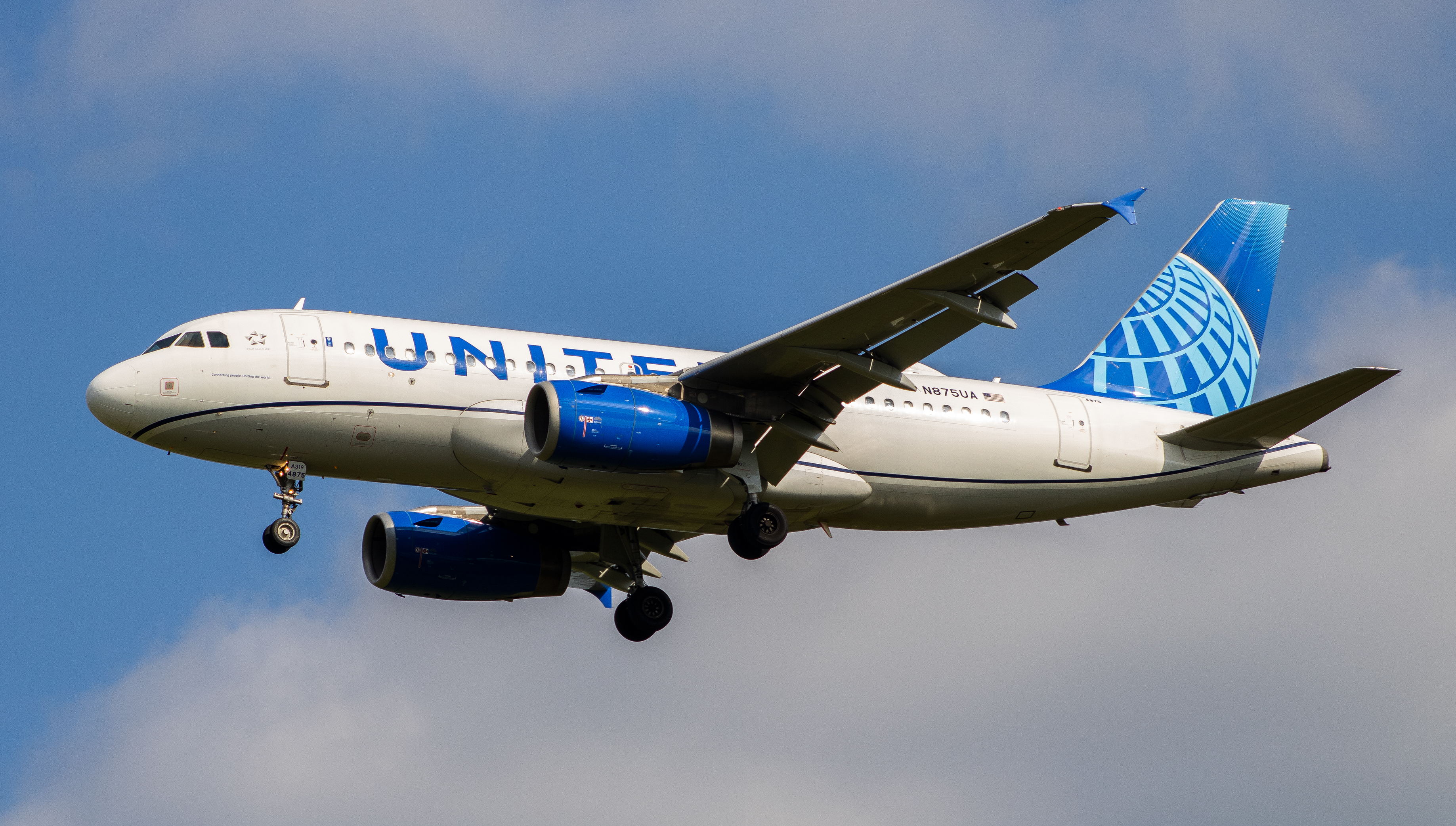 Full size: United Airlines Airbus A319 N875UA at Washington Dulles International Airport
