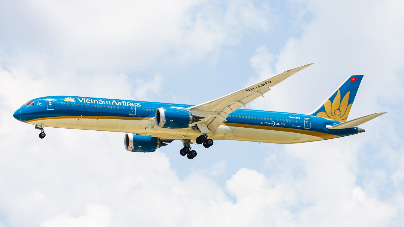 Full size: Vietnam Airways Boeing 787-10 VN-A879 at Houston-George Bush Intercontinental Airport