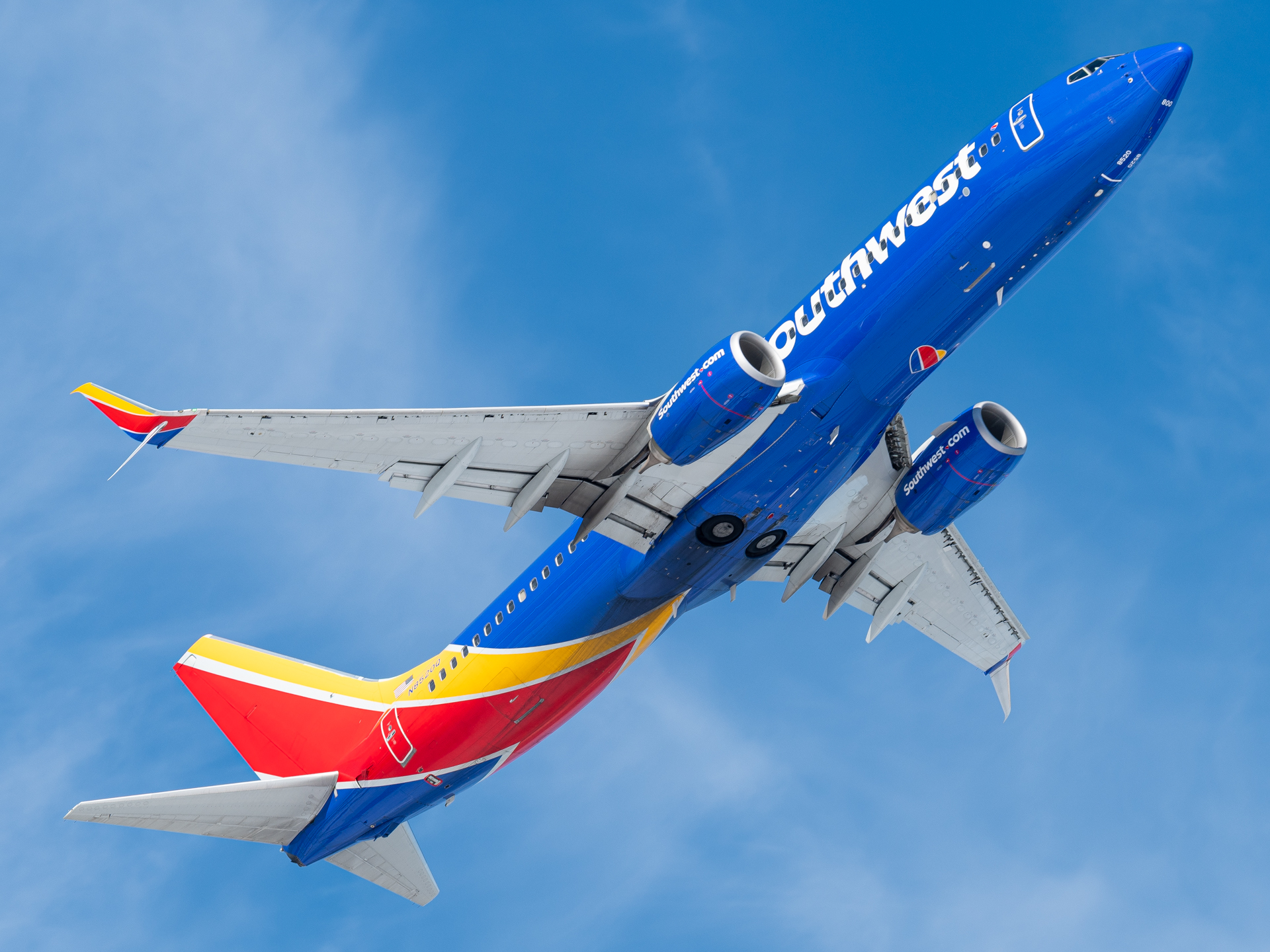 Full size: Southwest Airlines Boeing 737-800 N8520Q at Manchester Airport