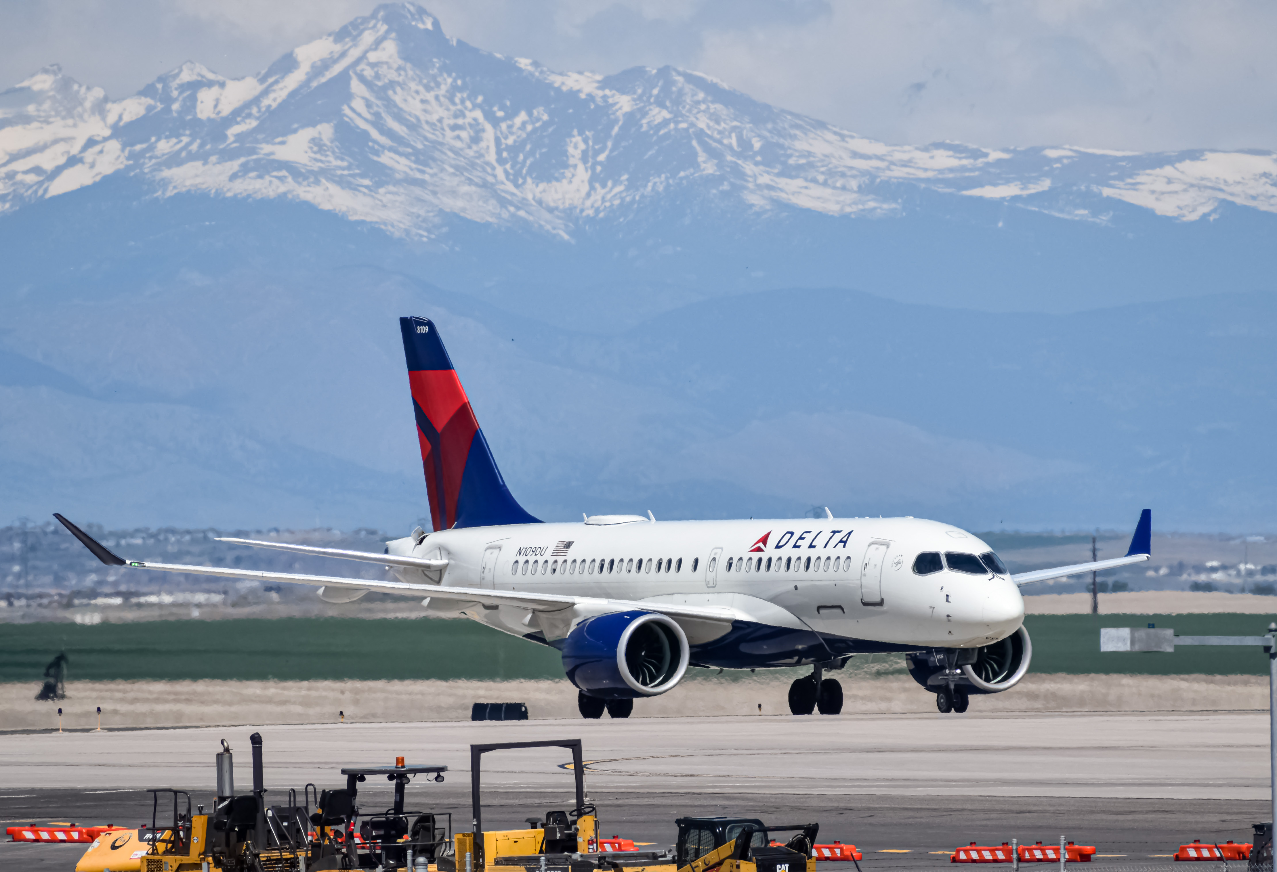 Full size: Delta Airlines Airbus A220-100 N109DU at Denver International Airport
