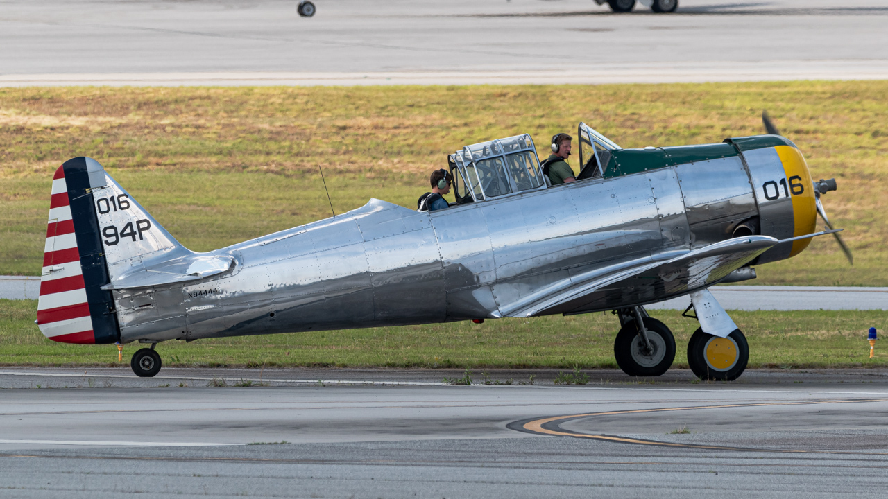 Full size: PRIVATE North American T-6 Texan N94444 at Atlanta DeKalb Peachtree Airport