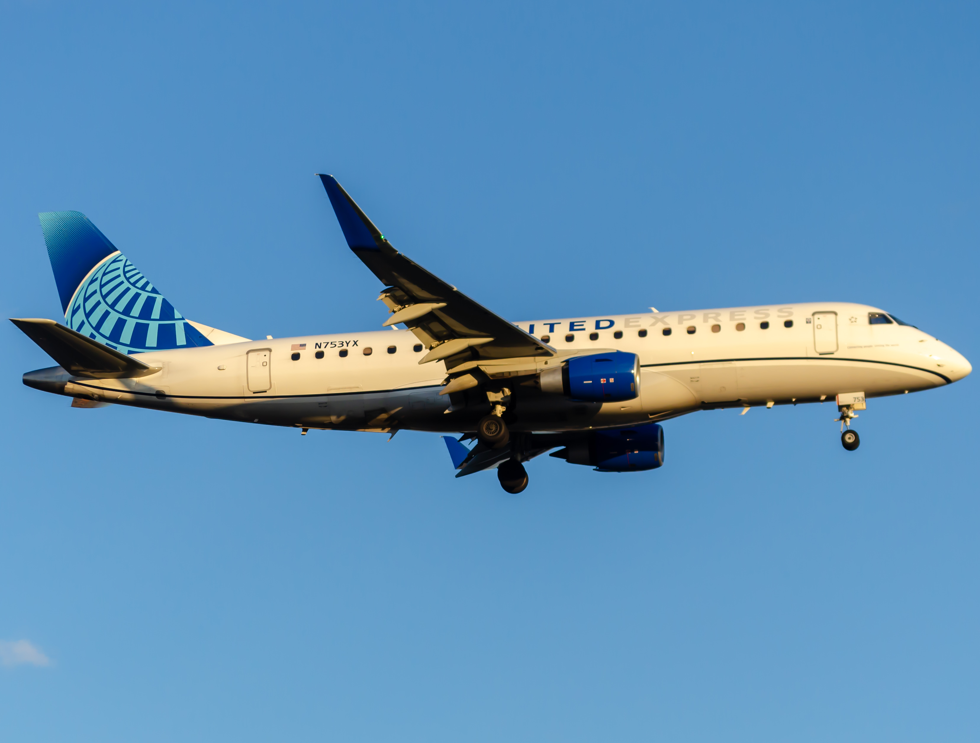 Full size: Republic Airways Embraer E170 N753YX at Newark Liberty International Airport