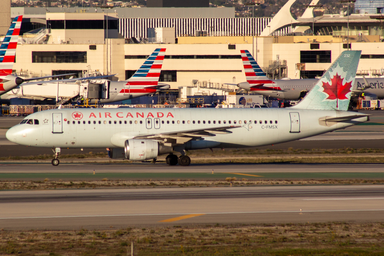 Full size: Air Canada Airbus A320 C-FMSX at Los Angeles International Airport