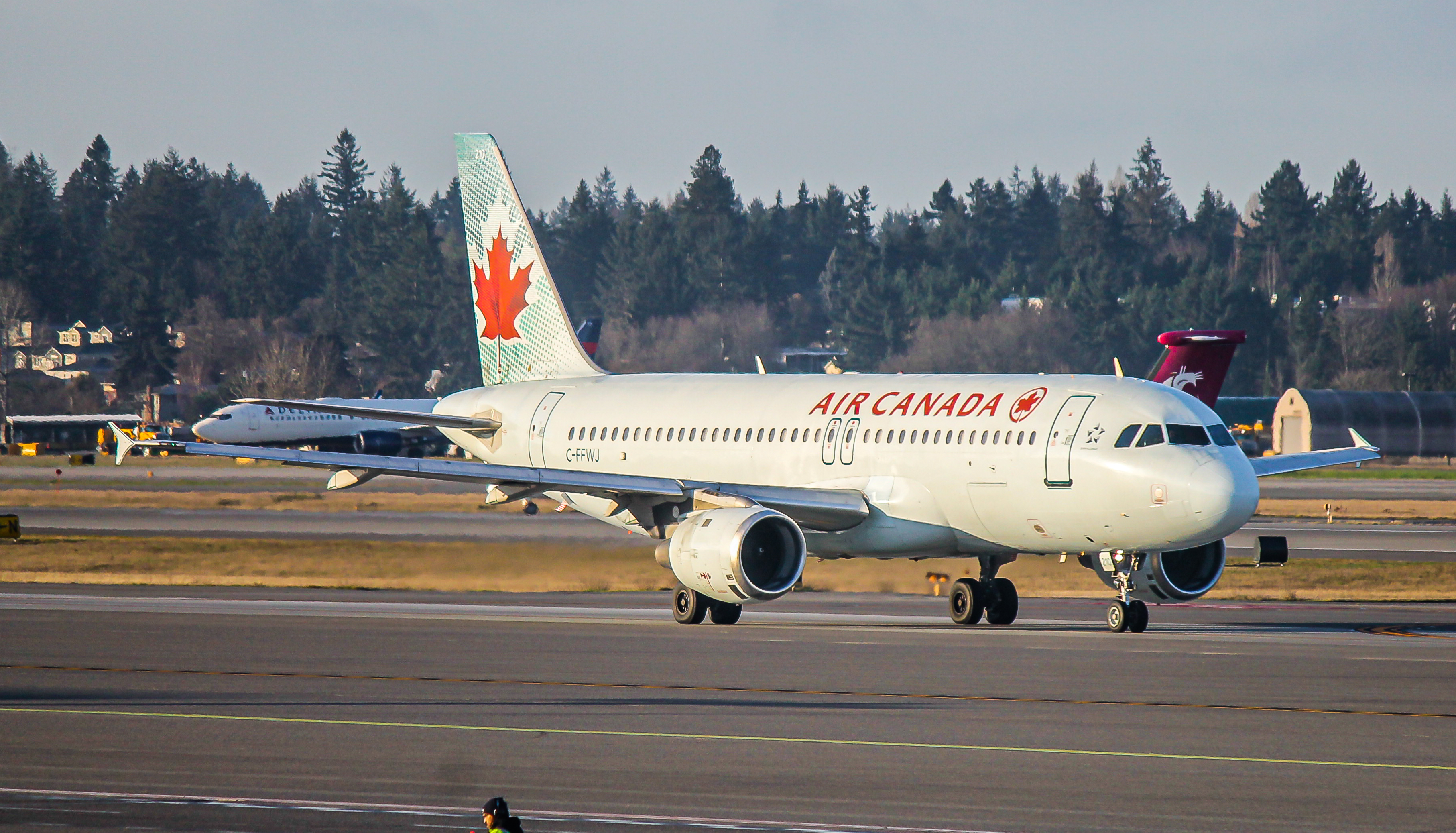 Full size: Air Canada Airbus A320 C-FFWJ at Seattle-Tacoma International Airport