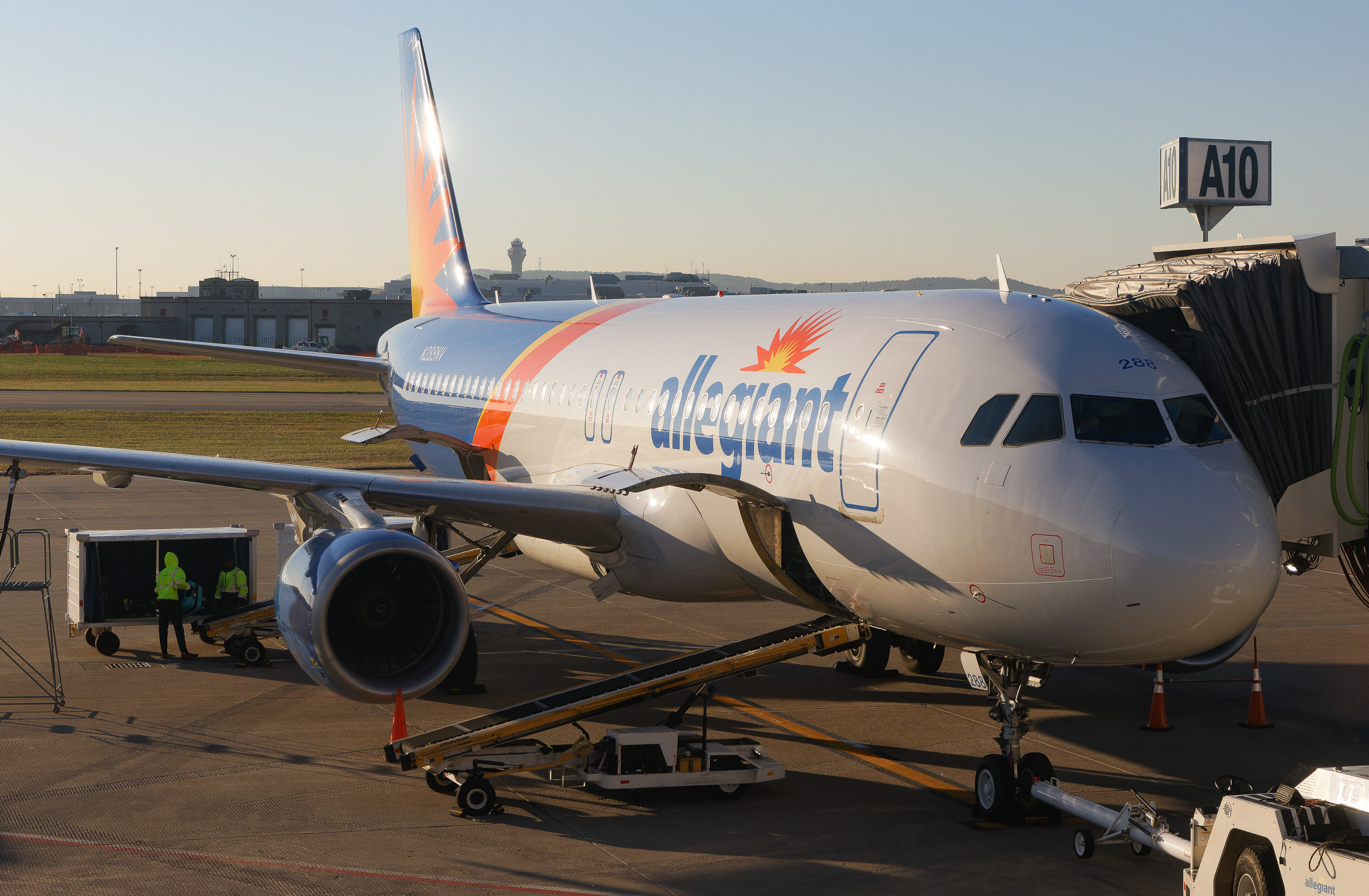 Full size: Allegiant Air Airbus A320 N288NV at Louisville Muhammad Ali International Airport