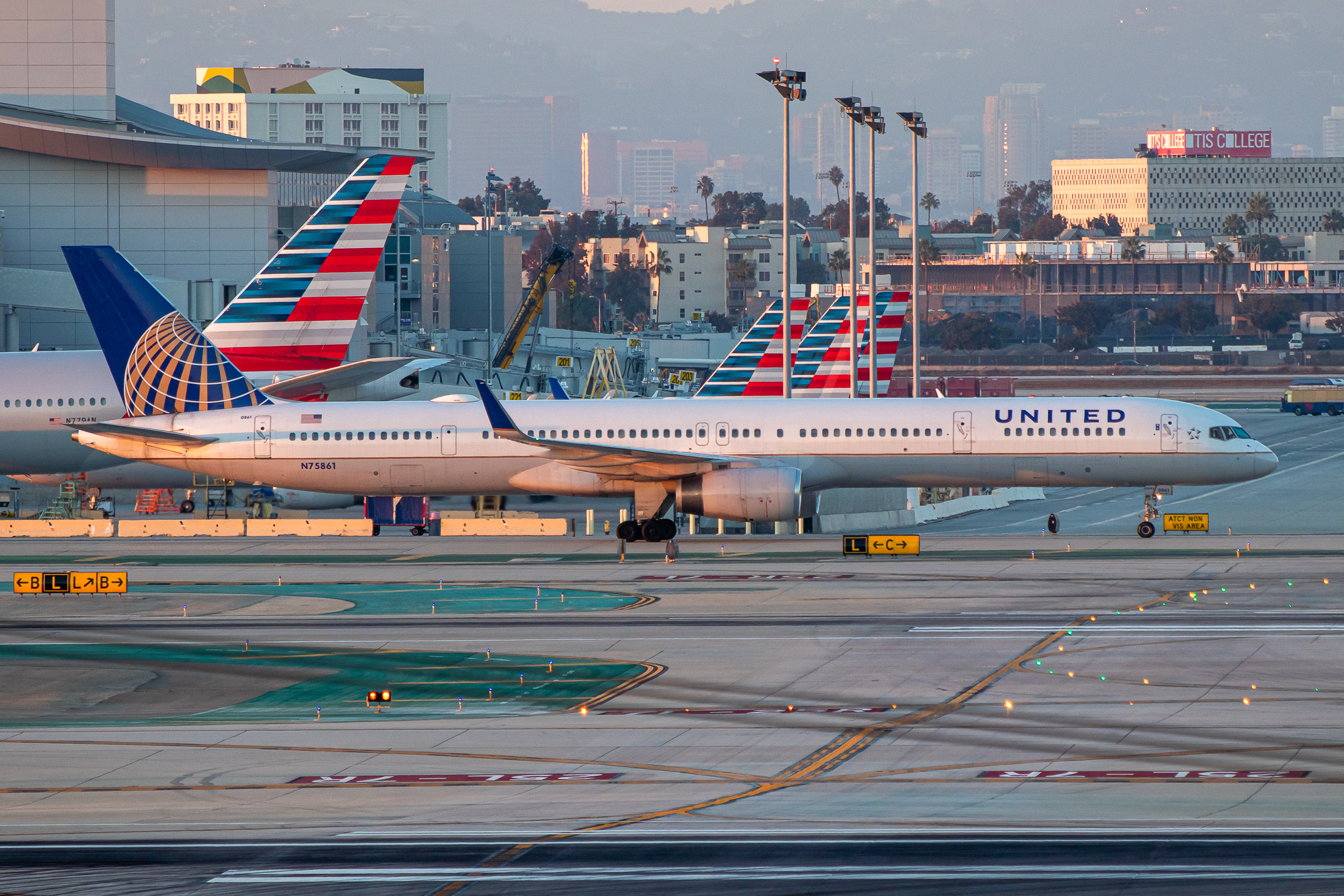 Full size: United Airlines Boeing 757-300 N75861 at Los Angeles International Airport
