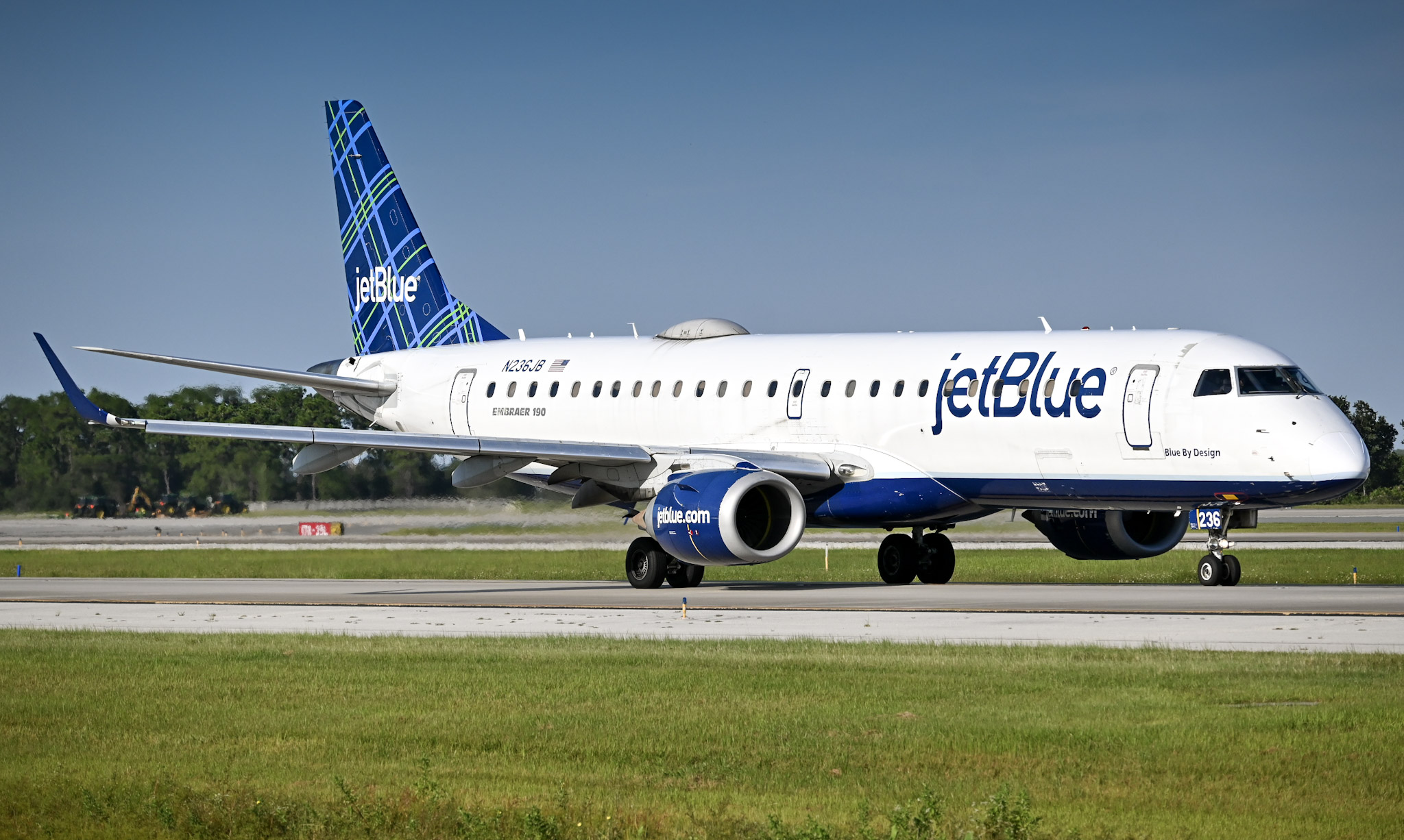 Full size: JetBlue Airways Embraer E190 N236JB at Orlando International Airport