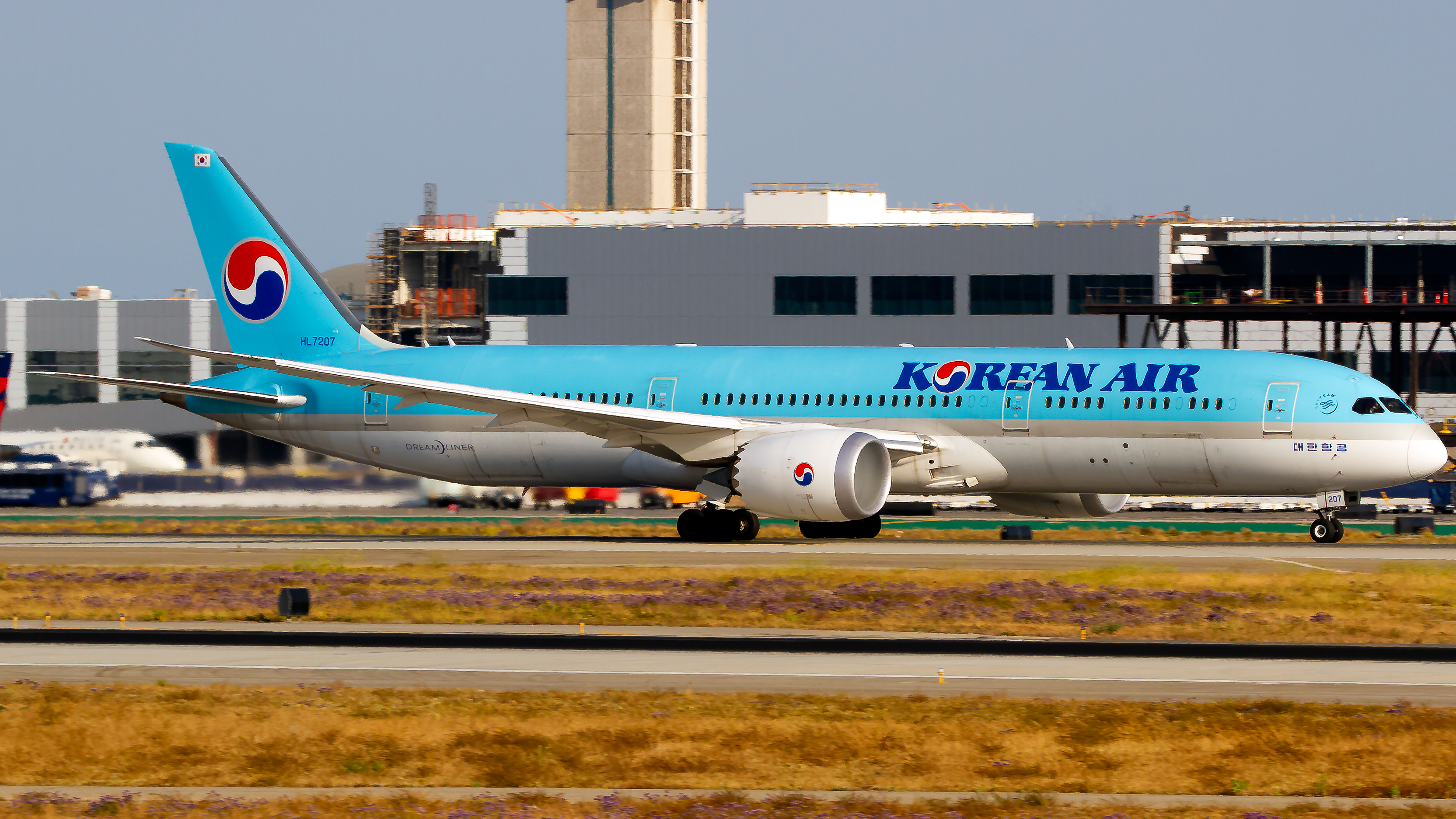 Full size: Korean Air Boeing 787-9 HL7207 at Los Angeles International Airport