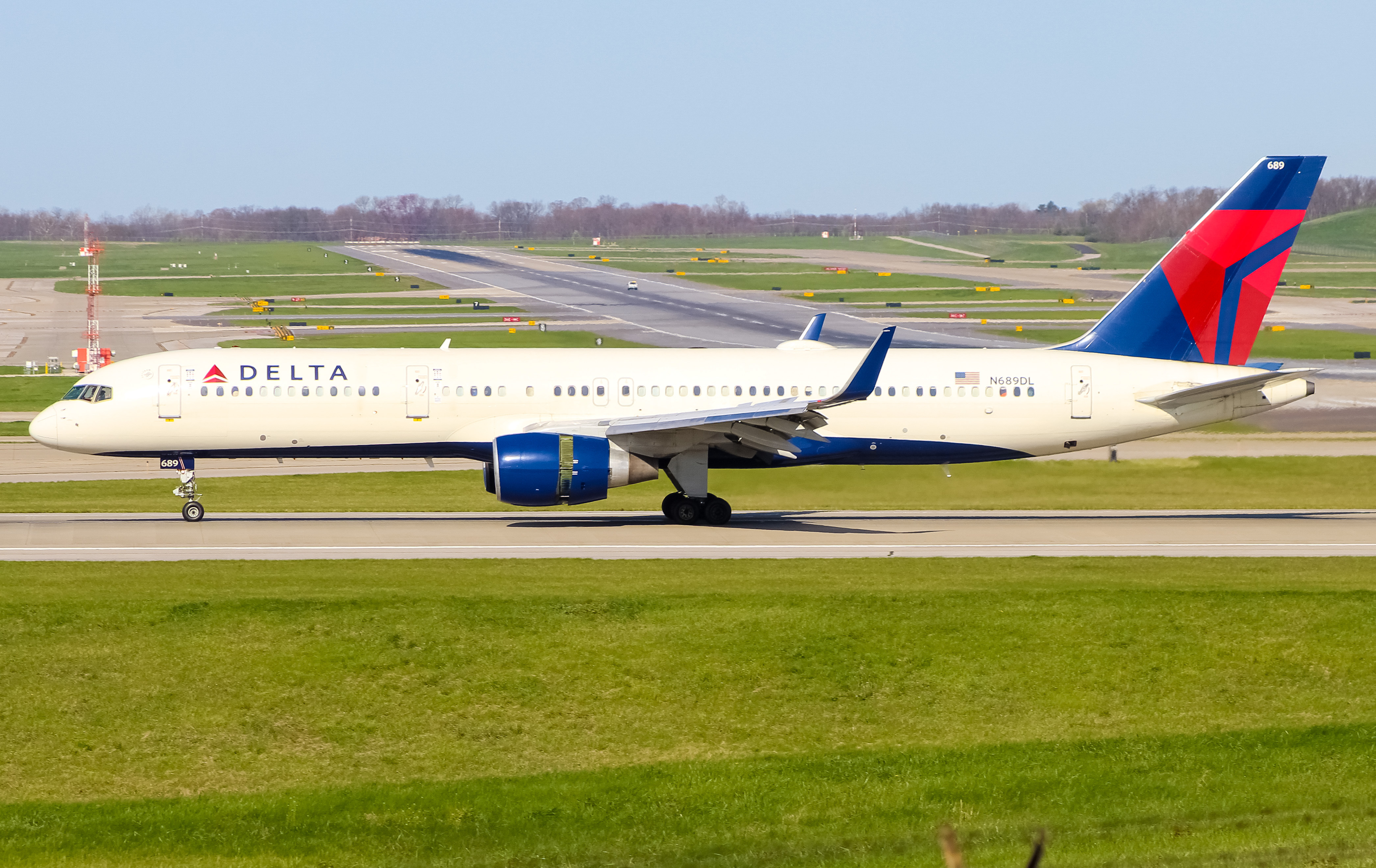 Full size: Delta Airlines Boeing 757-200 N689DL at Cincinnati/Northern Kentucky International Airport