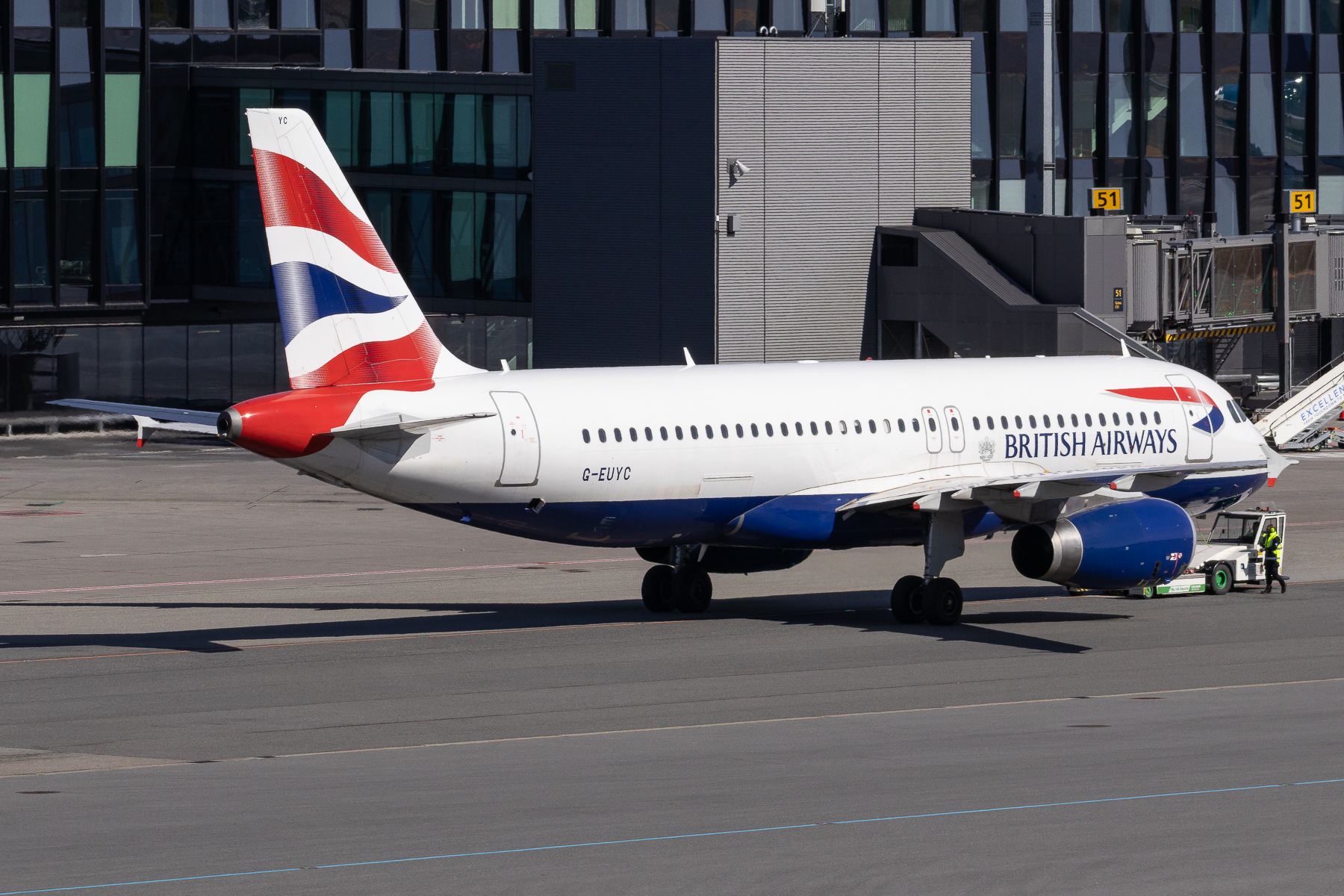 Full size: British Airways Airbus A320 G-EUYC at Oslo Gardermoen Airport