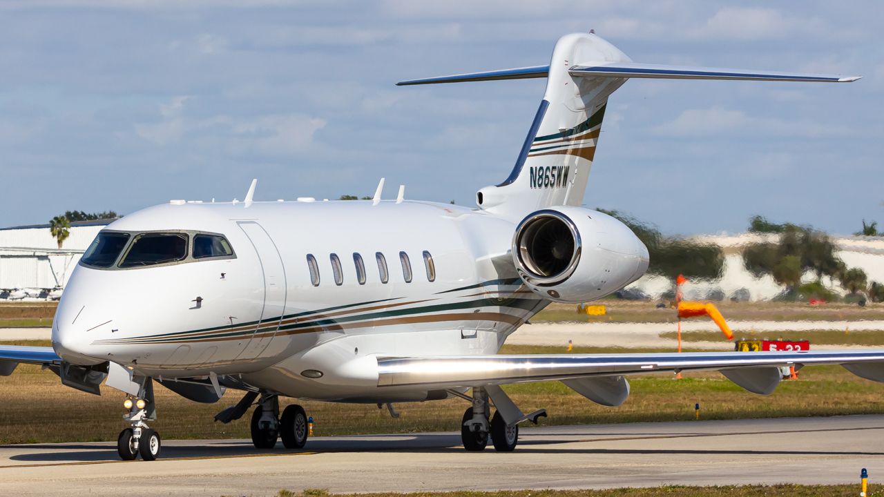 Full size: PRIVATE Bombardier challenger 300 N865WW at Naples Municipal Airport