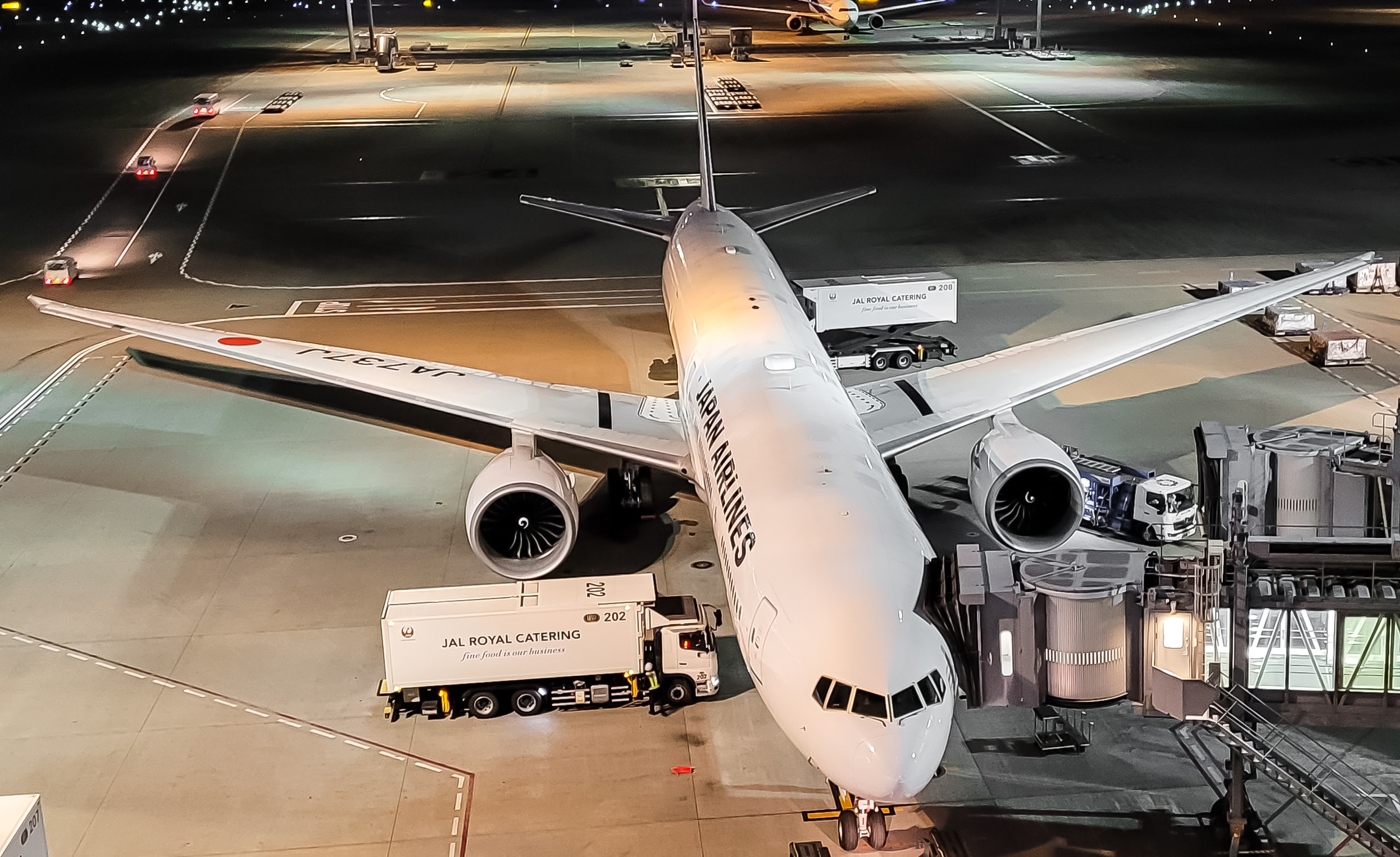 Full size: Japan Airlines Boeing 777-300ER JA737J at Tokyo-Haneda Airport