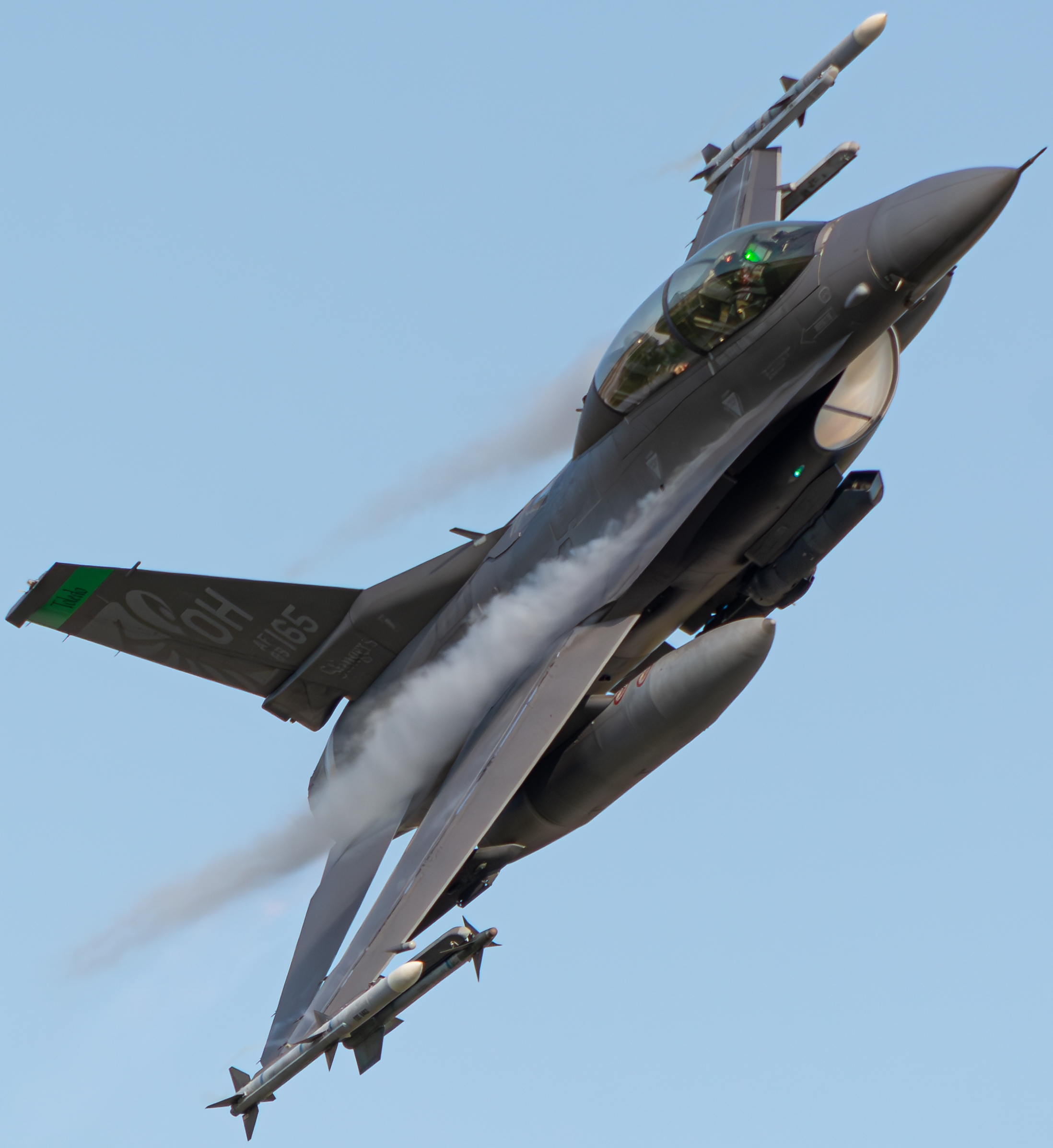 Full size: USAF - United States Air Force General Dynamics F-16 Fighting Falcon 89-2165 at Toledo Express Airport