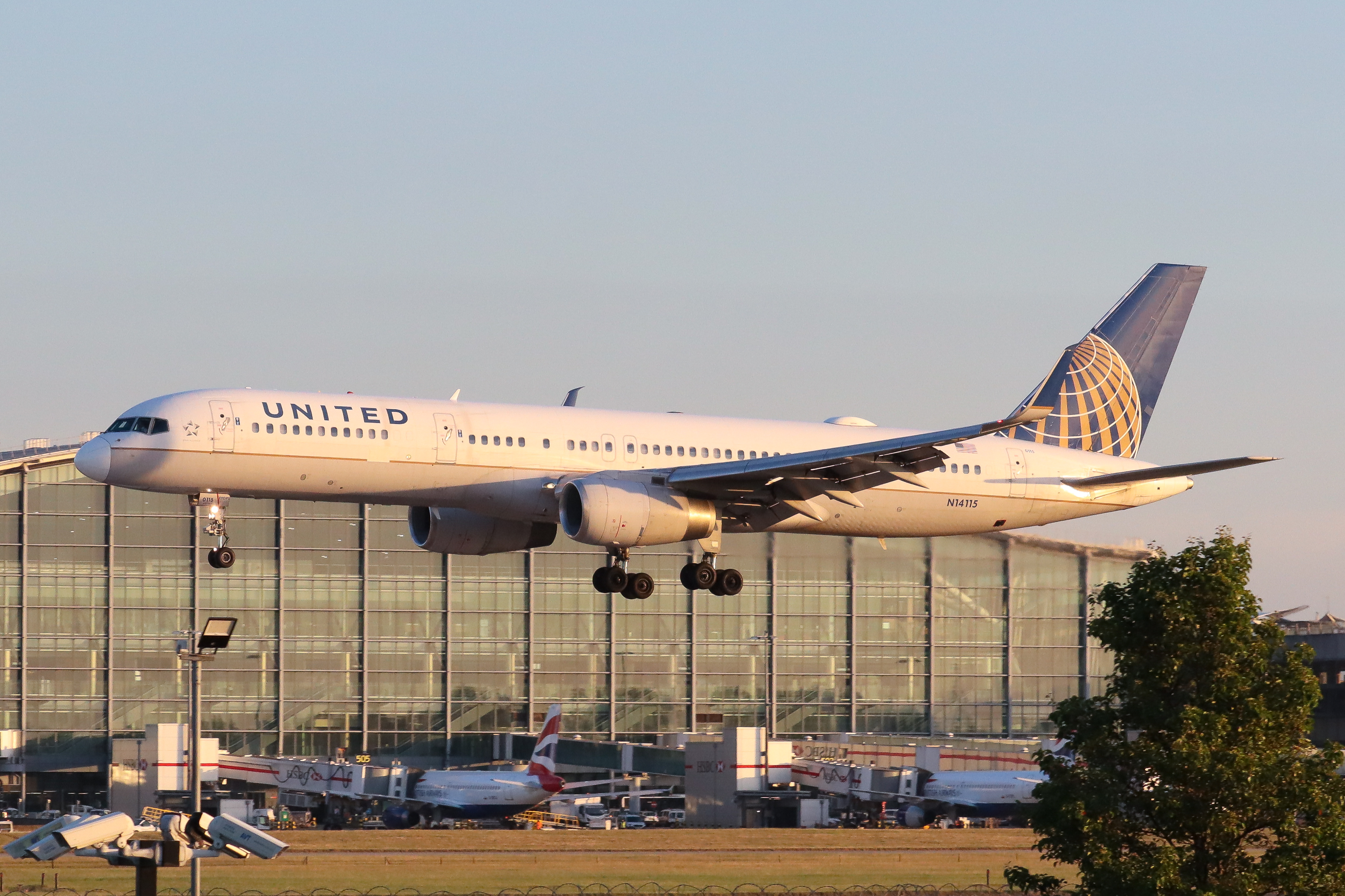 Full size: United Airlines Boeing 757-200 N14115 at London Heathrow International Airport