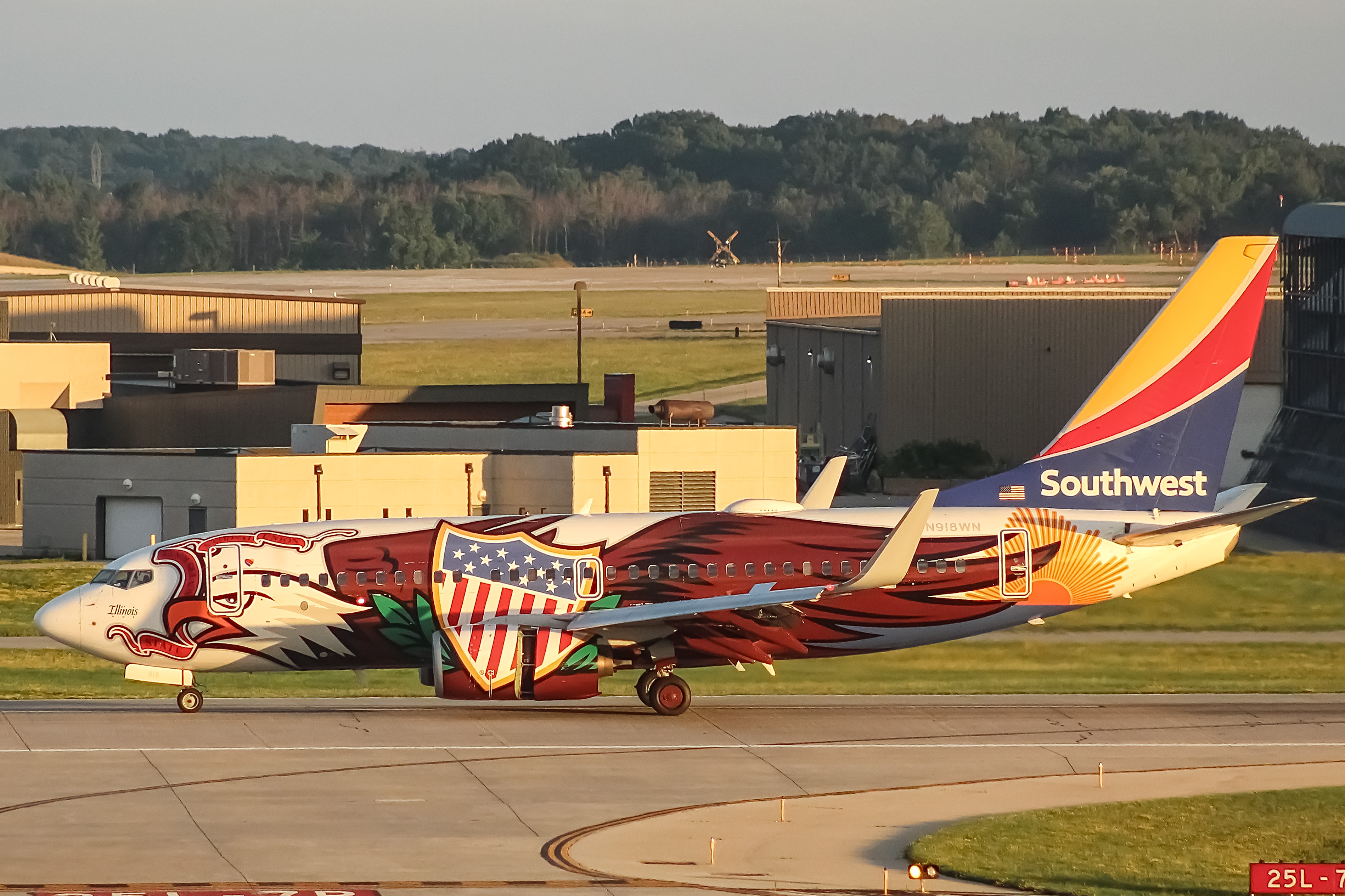 Full size: Southwest Airlines Boeing 737-700 N918WN at General Mitchell International Airport