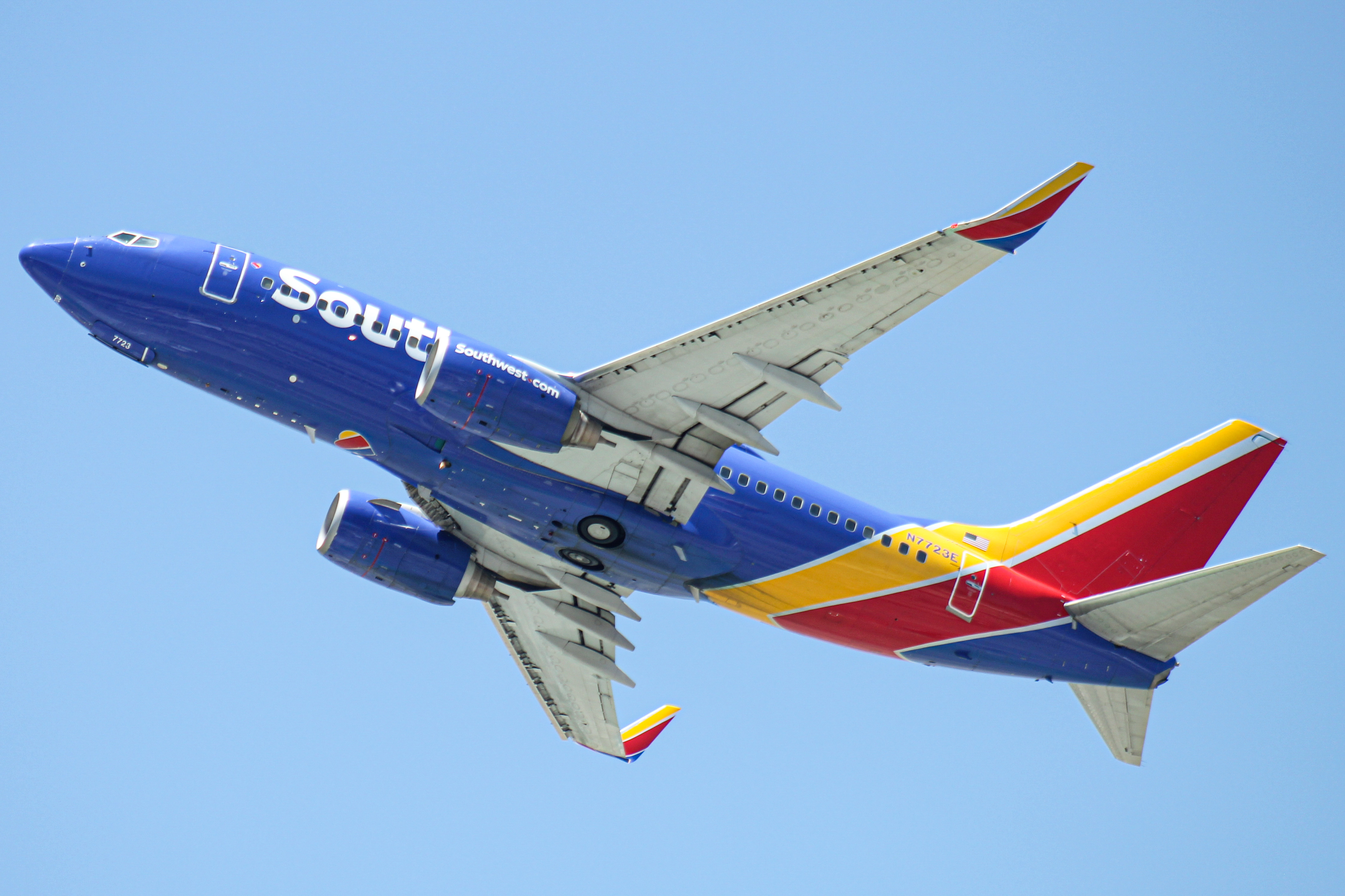Full size: Southwest Airlines Boeing 737-700 N7723E at Bob Hope Airport
