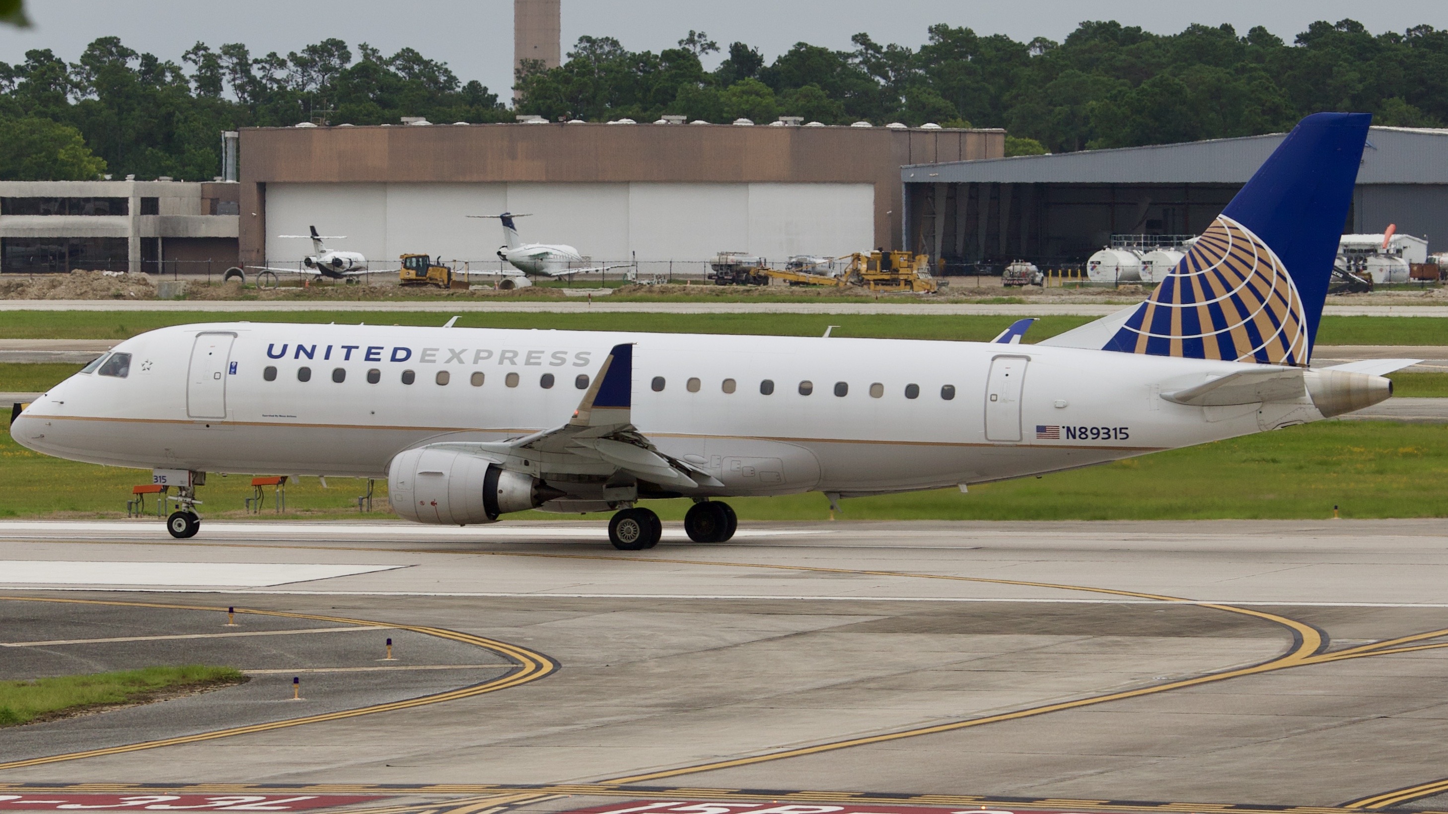 Full size: United Express Embraer E175 N89315 at Houston-George Bush Intercontinental Airport