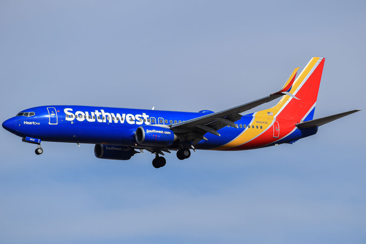 Full size: Southwest Airlines Boeing 737-800 N8642E at Denver International Airport