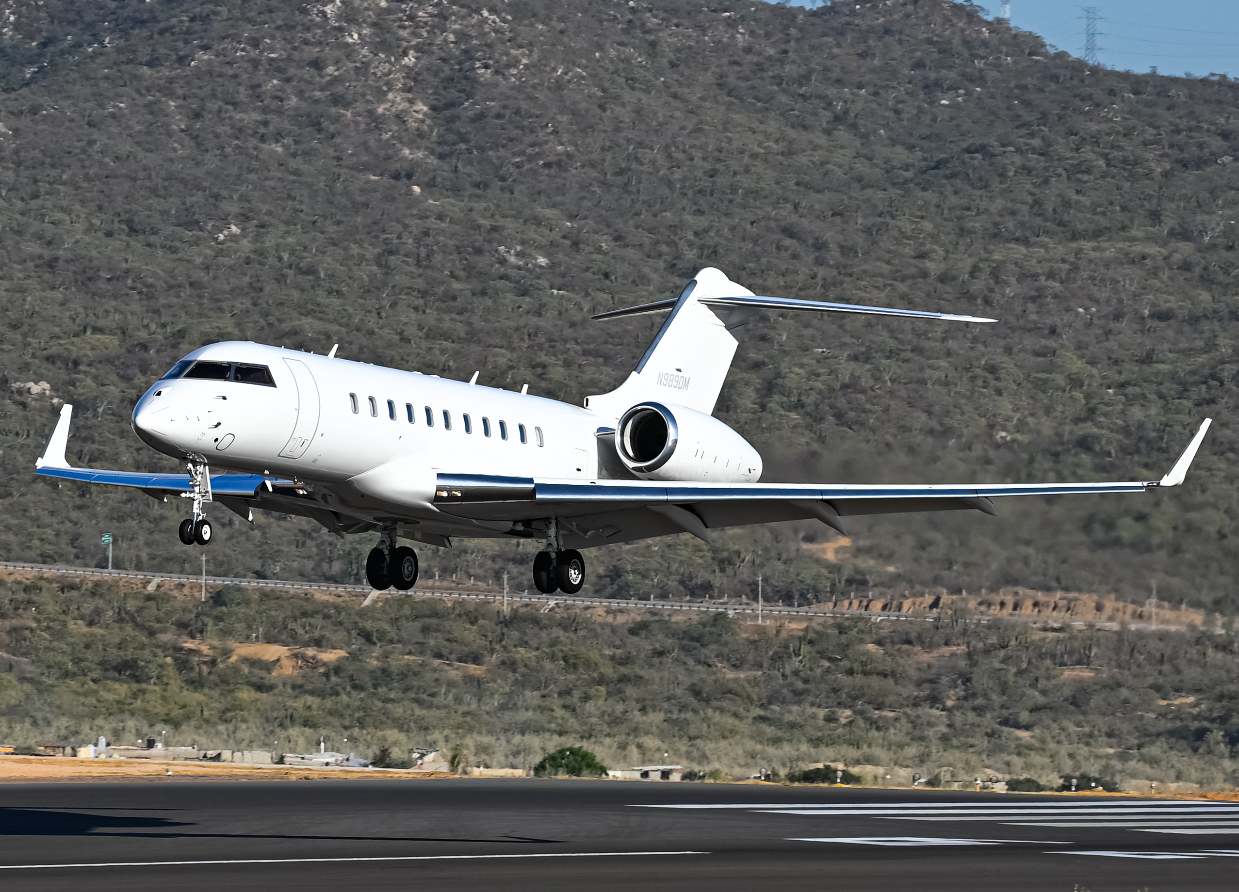 Full size: PRIVATE Bombardier Global 5000 N989DM at Aeropuerto de Cabo San Lucas Internacional