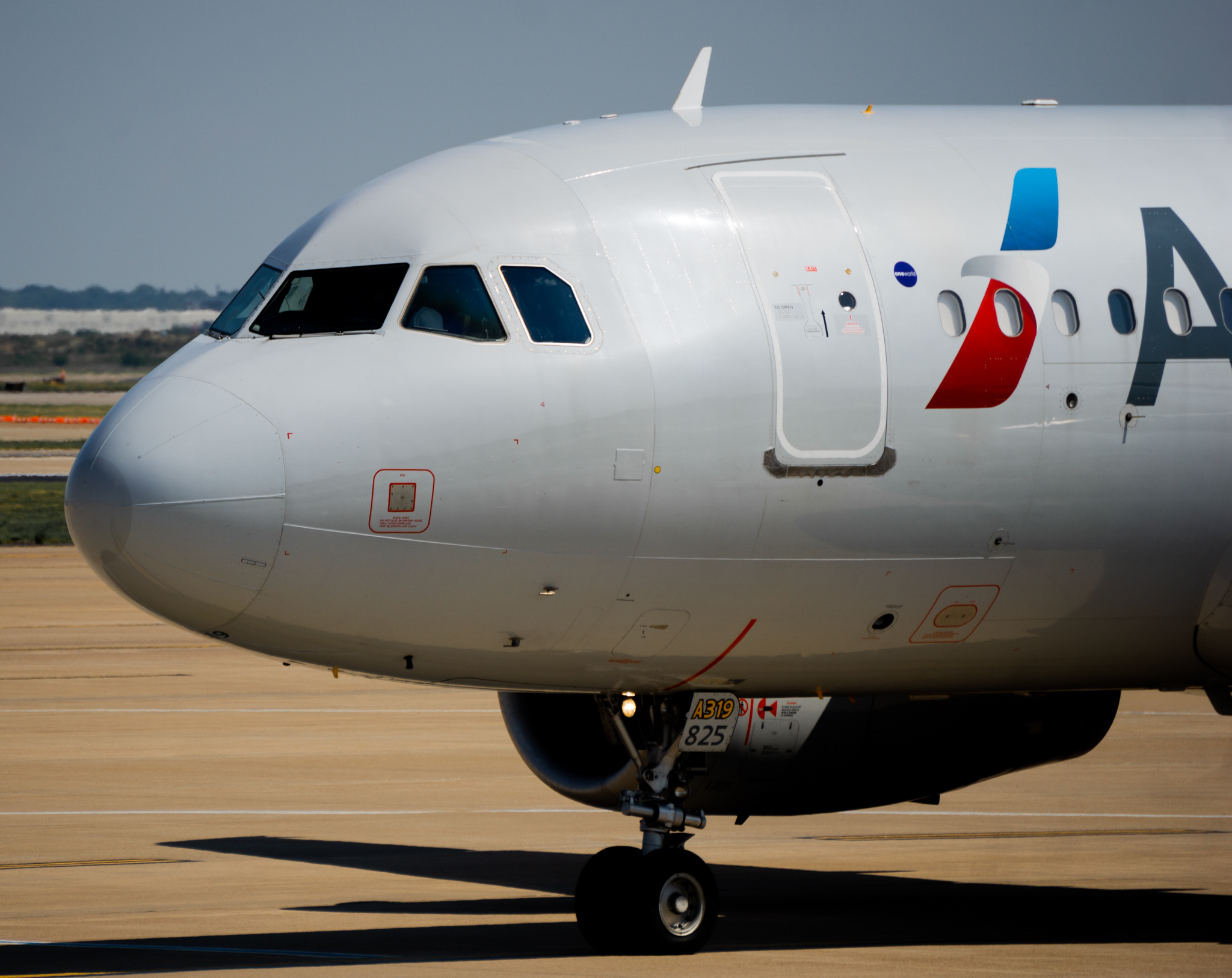 Full size: American Airlines Airbus A319 N825AW at Dallas-Fort Worth International Airport