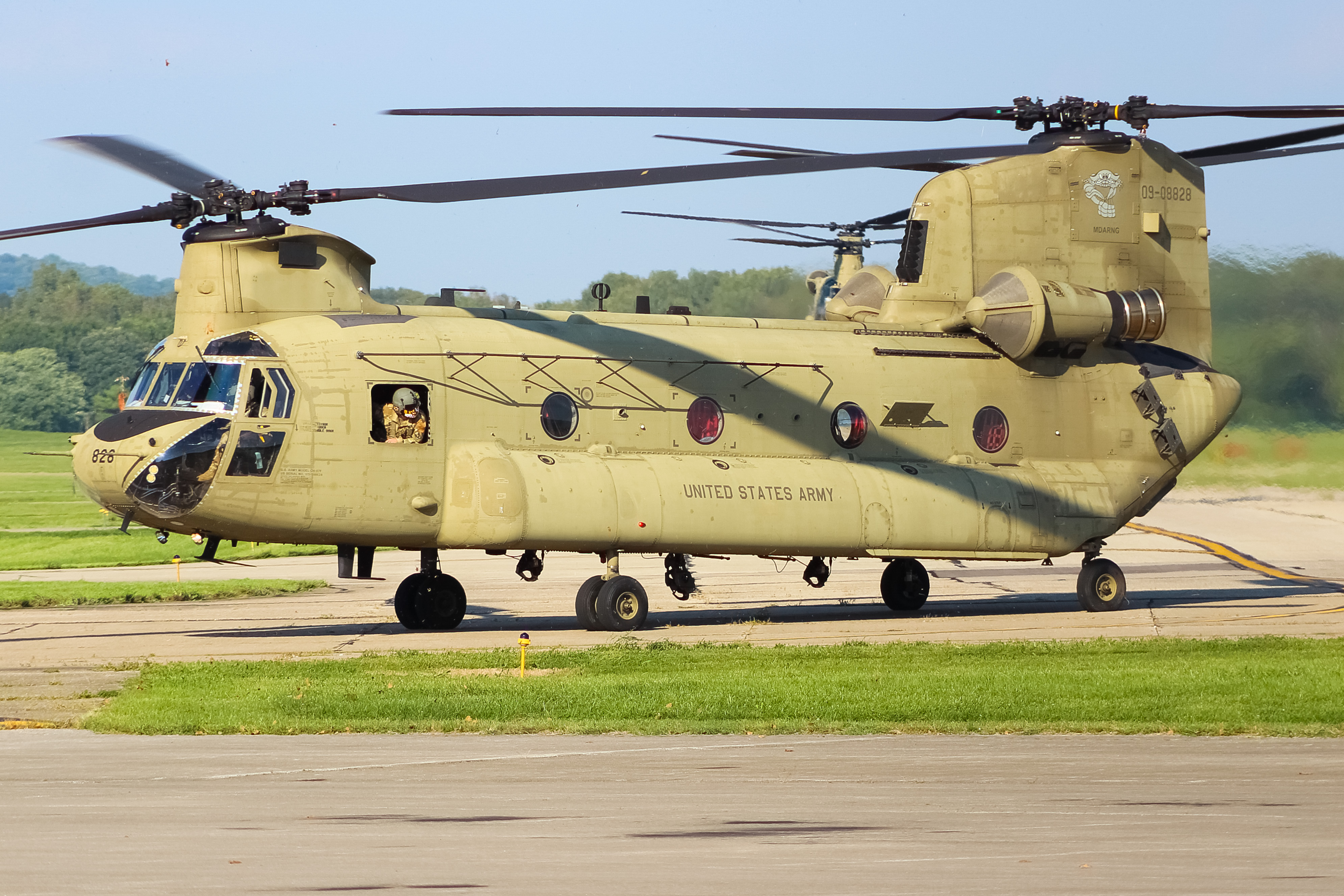 Full size: USA - United States Army Boeing CH-47 Chinook 09-08828 at Cincinnati Municipal Airport/Lunken Field