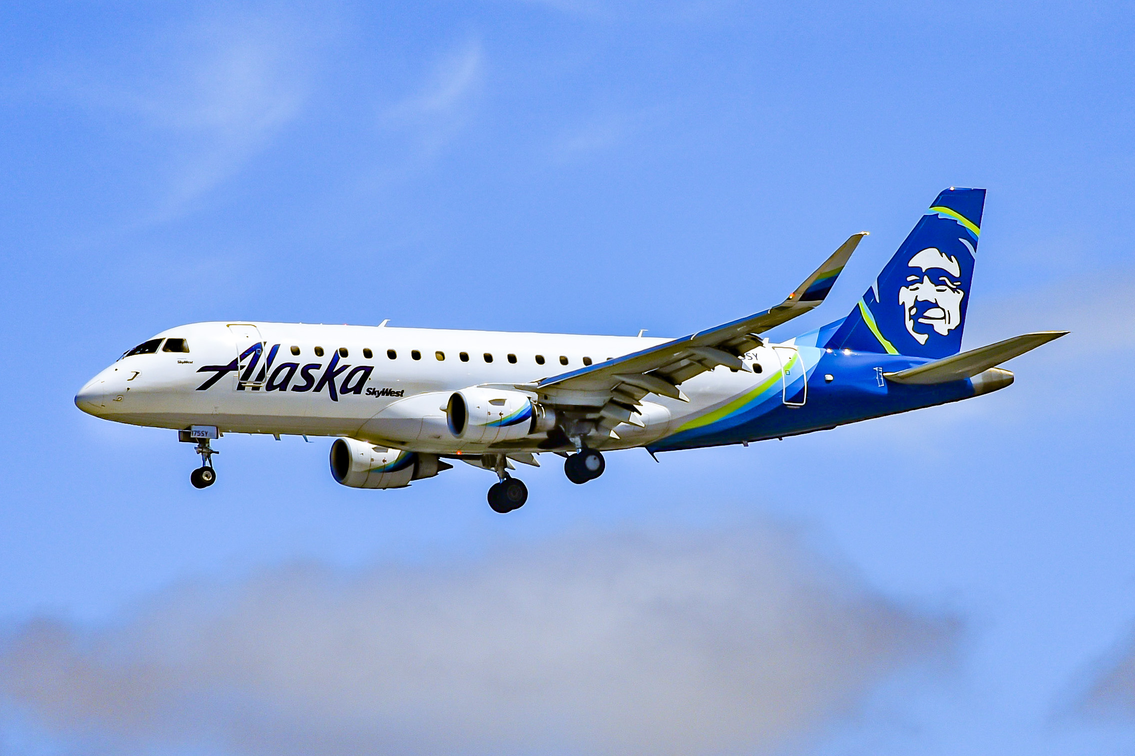 Full size: Alaska Airlines Embraer E175LR N175SY at Vancouver International Airport