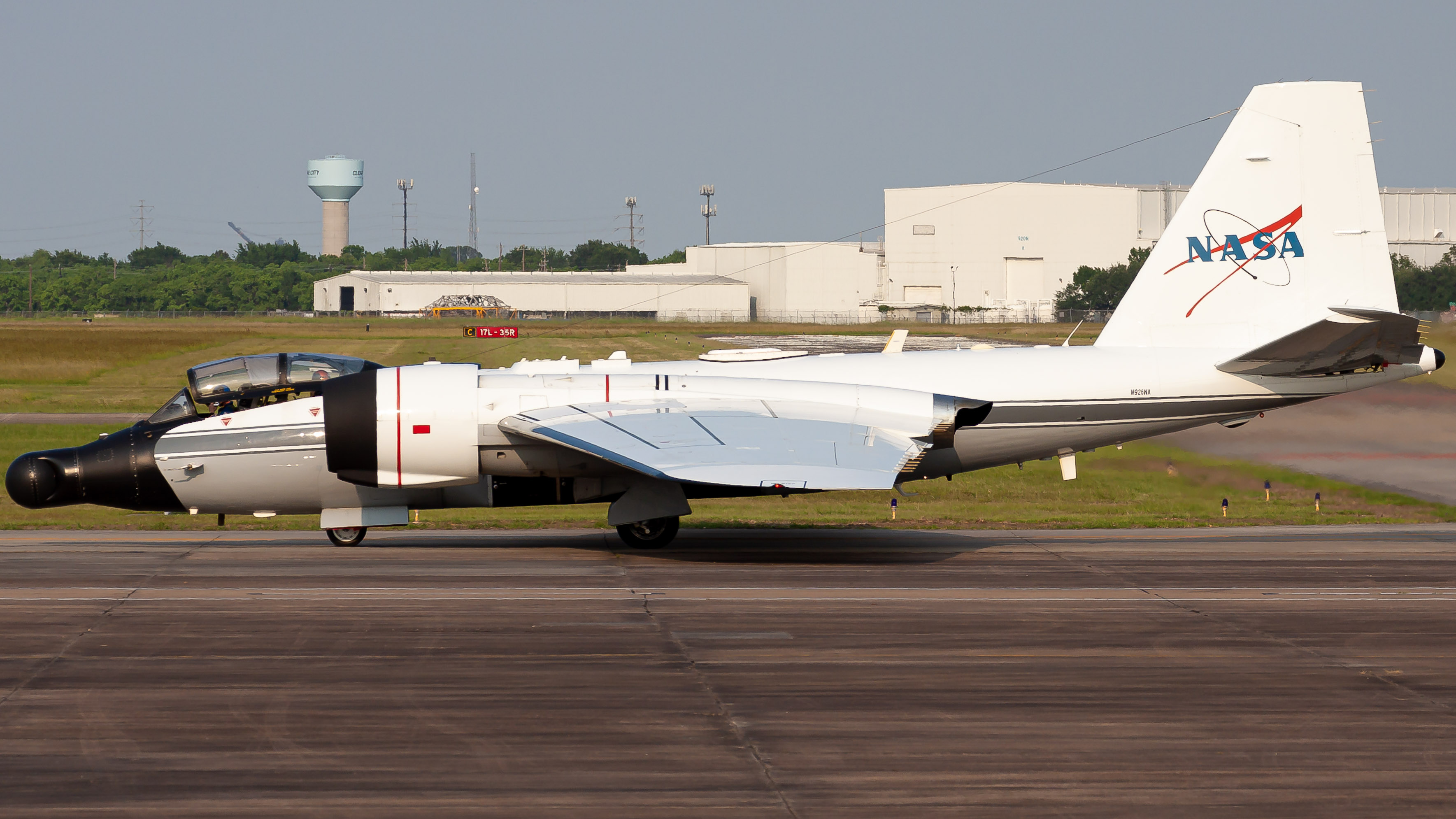 Full size: NASA Martin WB-57 Canberra N926NA at Ellington Airport