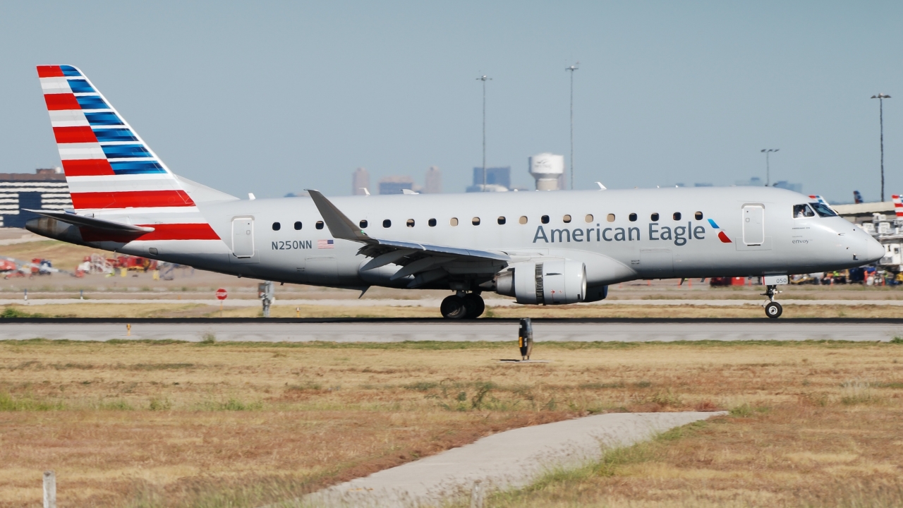 Full size: American Eagle Embraer E175 N250NN at Dallas-Fort Worth International Airport