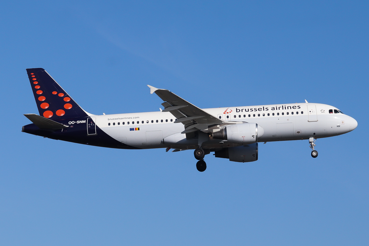 Full size: Brussels Airlines Airbus A320 OO-SNM at London Heathrow International Airport