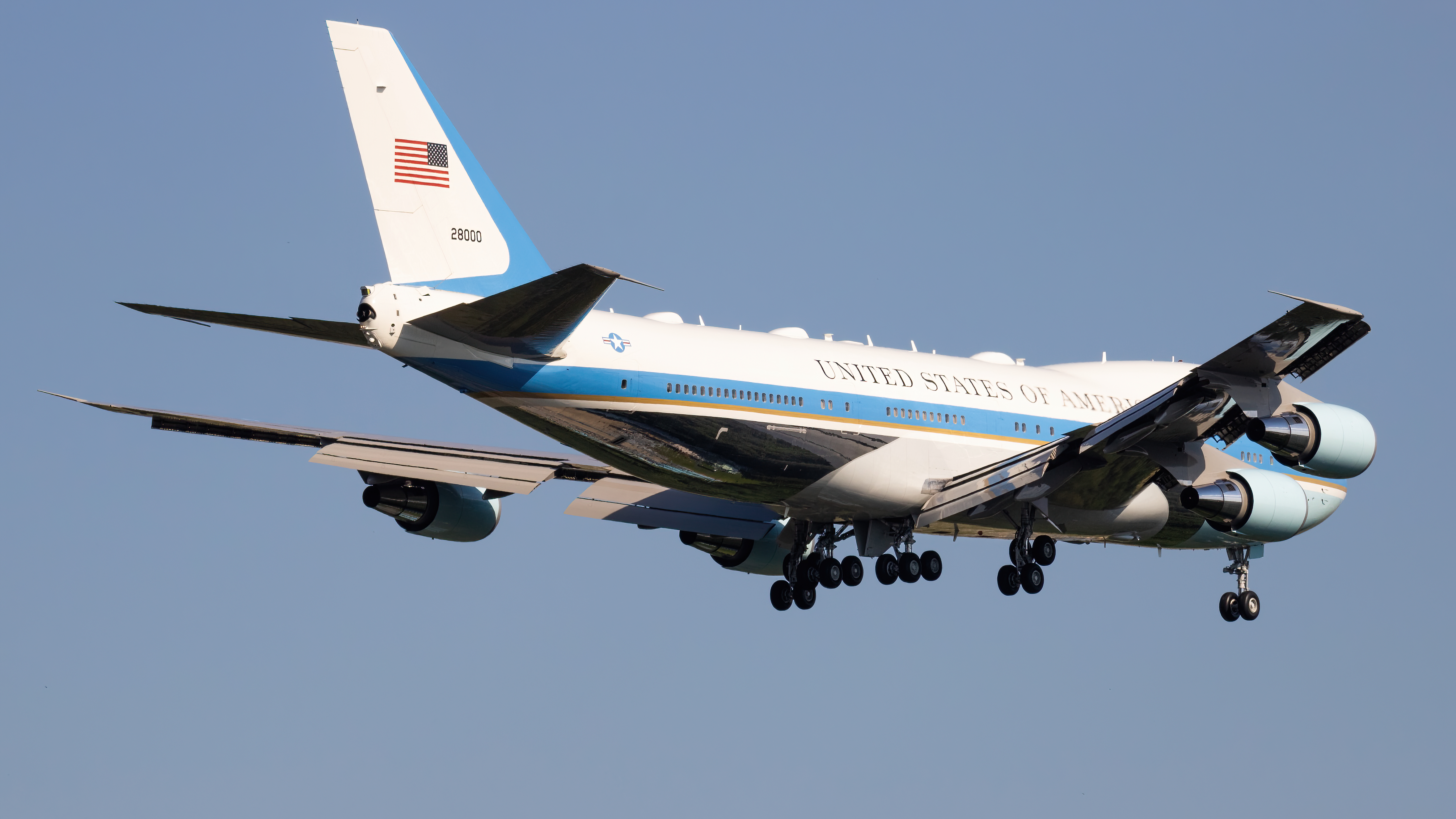 Full size: USAF - United States Air Force Boeing VC-25A 82-8000 at Joint Base Andrews