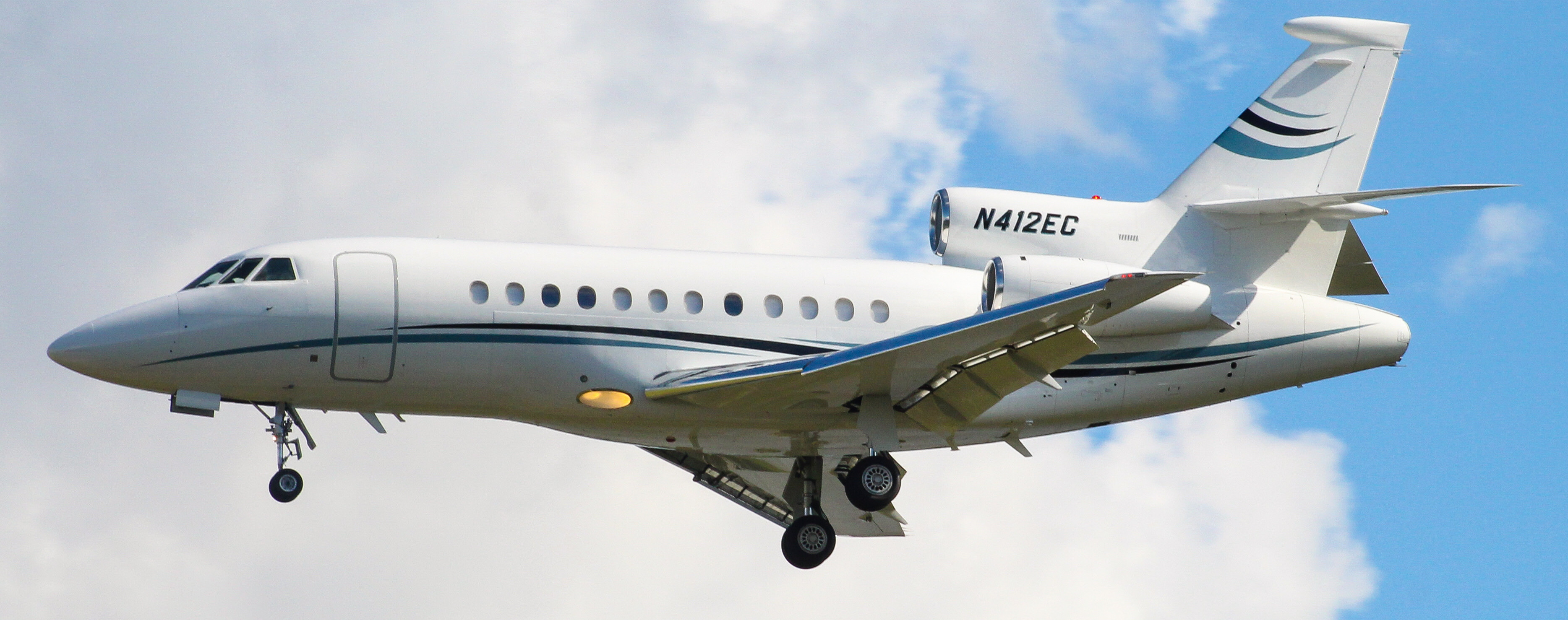 Full size: PRIVATE Dassault Falcon 900EX N412EC at Philadelphia International Airport