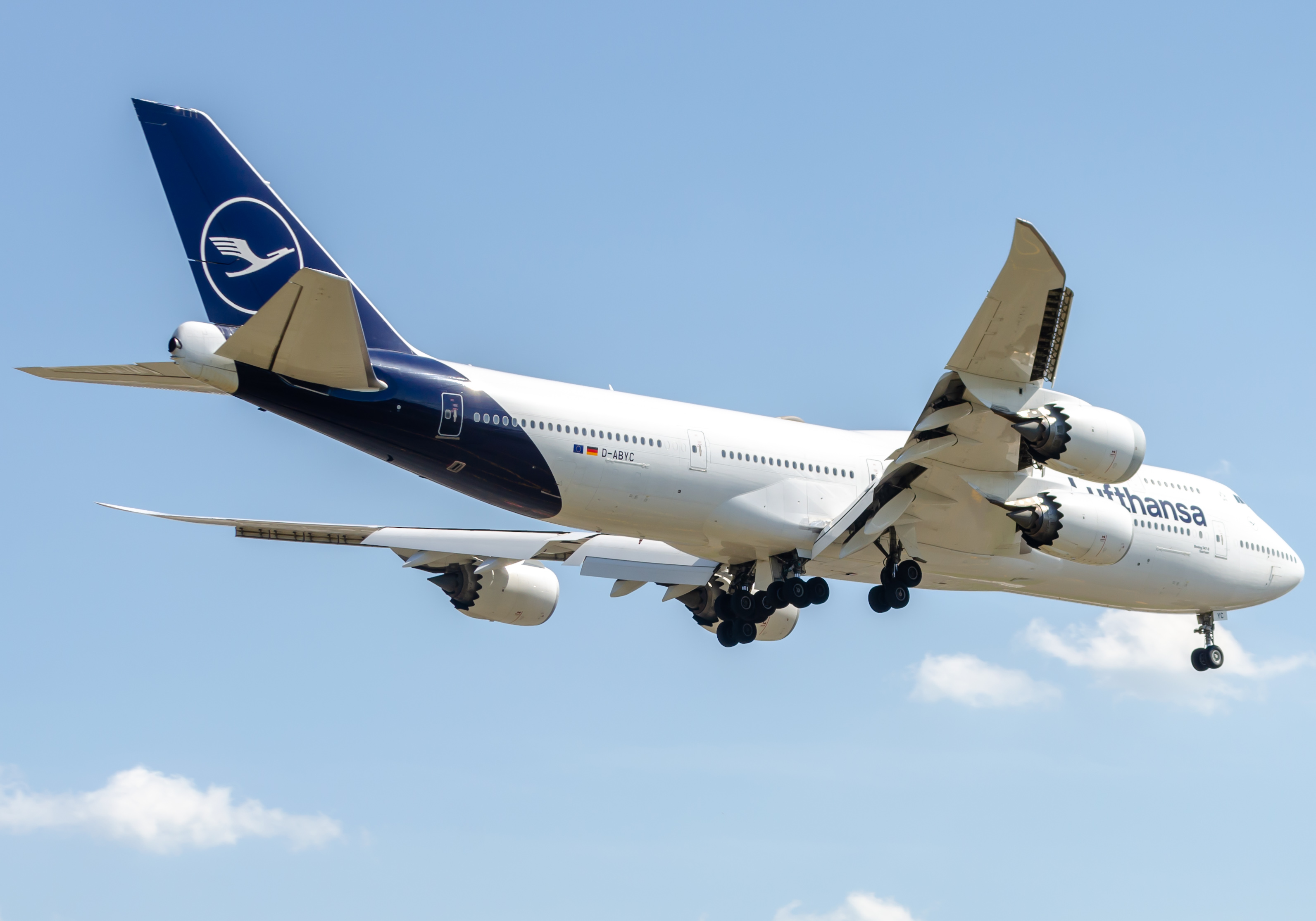 Full size: Lufthansa Boeing 747-8i D-ABYC  at Newark Liberty International Airport