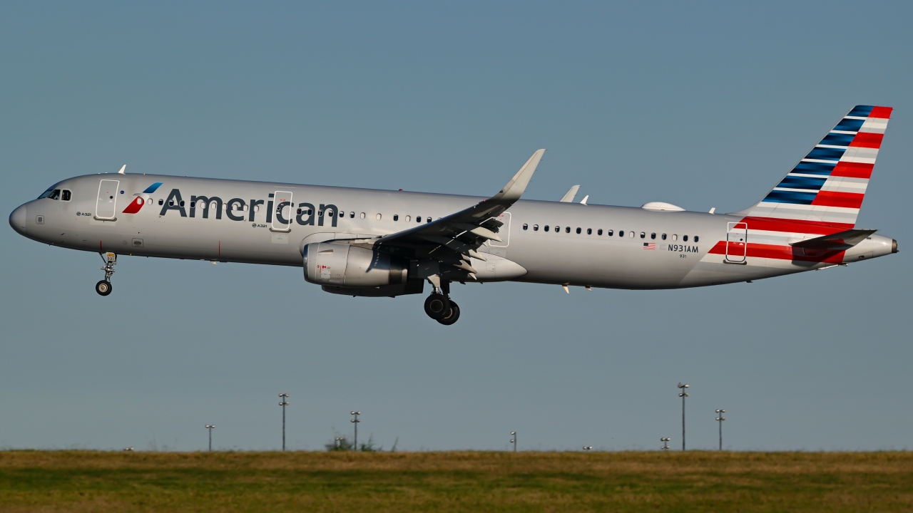Full size: American Airlines Airbus A321-200 N931AM at Dallas-Fort Worth International Airport