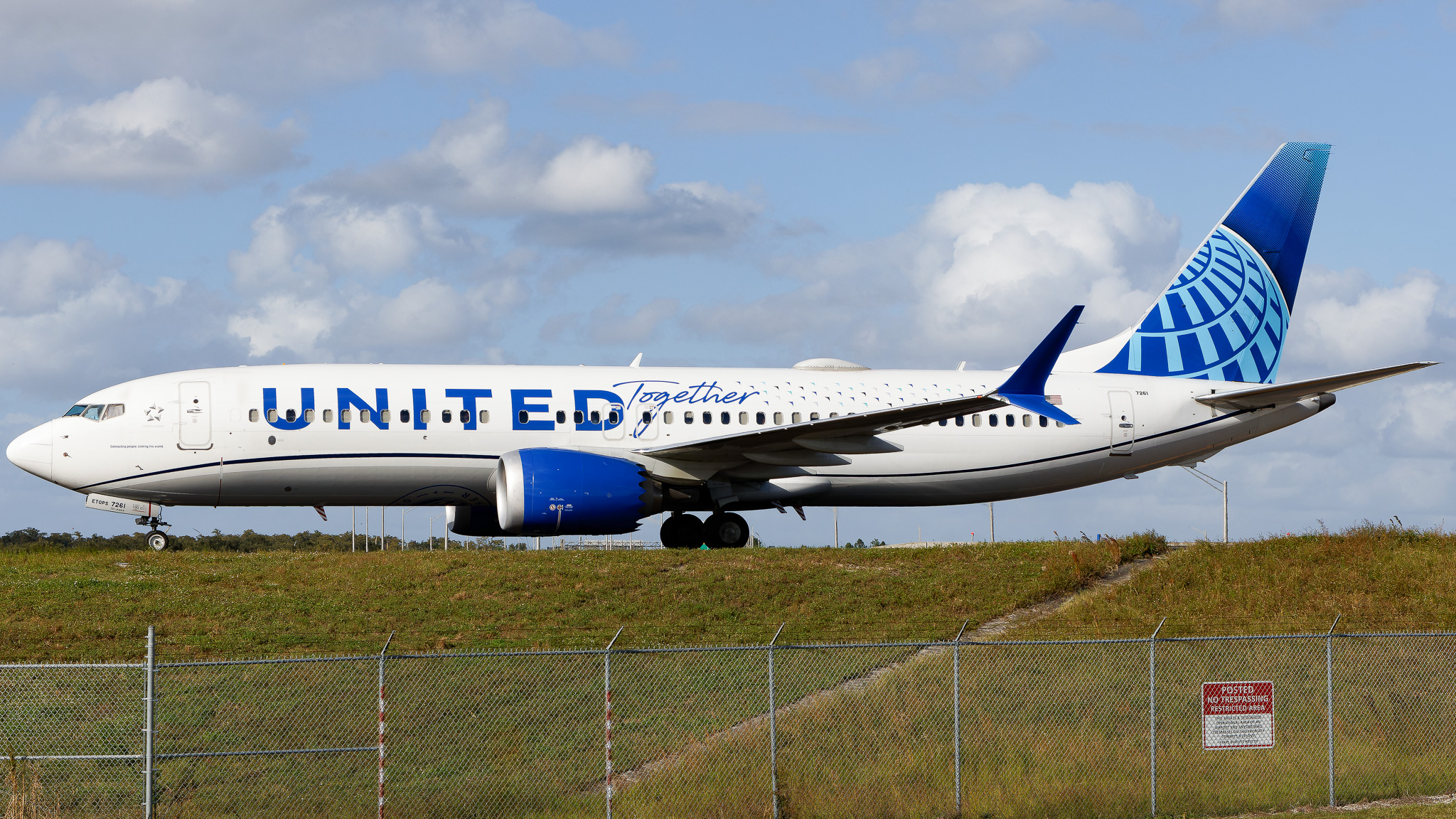 Full size: United Airlines Boeing 737 MAX 8 N27261 at Orlando International Airport